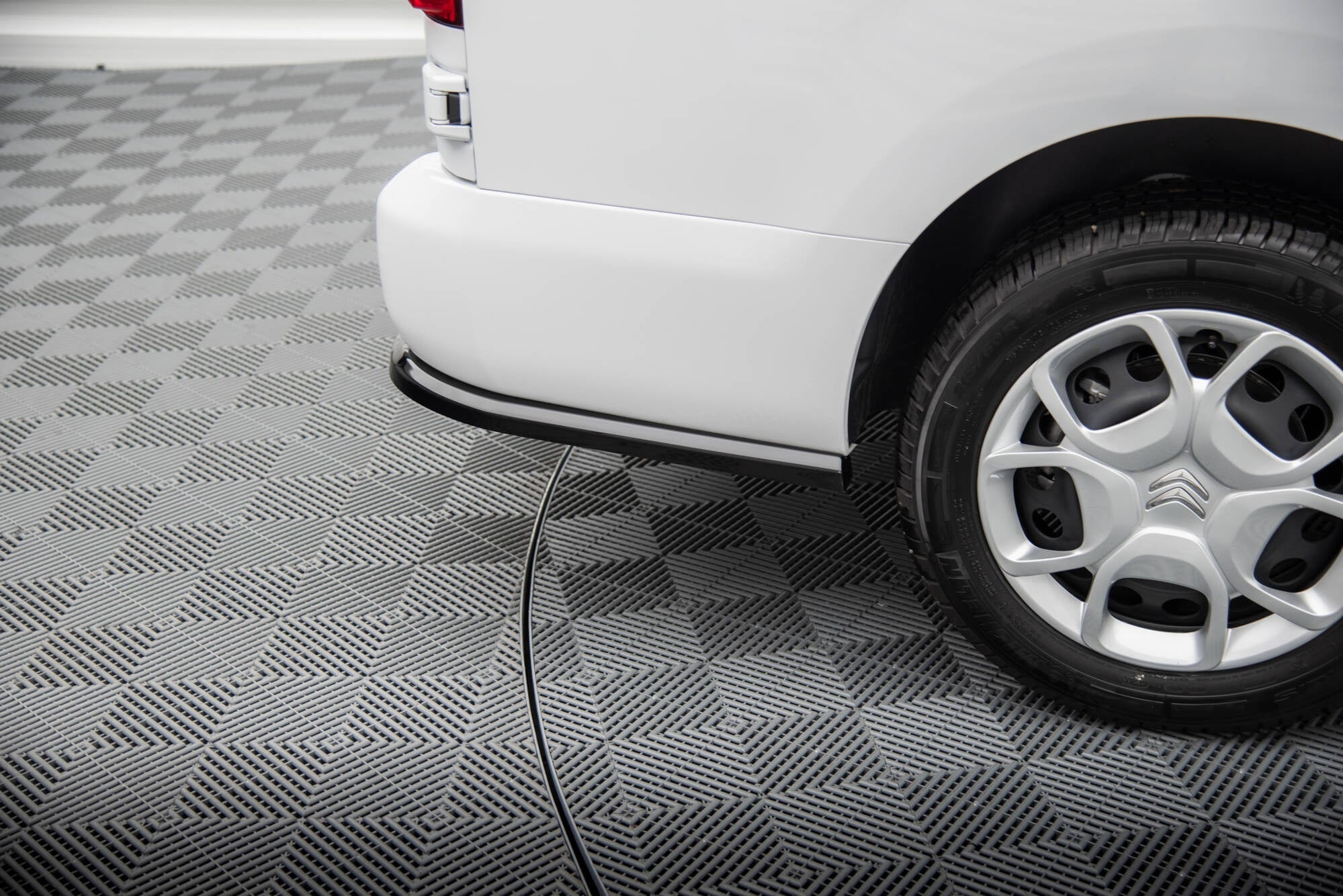 Maxton Design Splitter trasero (With Vertical Bars) para Citroen Jumpy L3 Mk3 - imagen 5