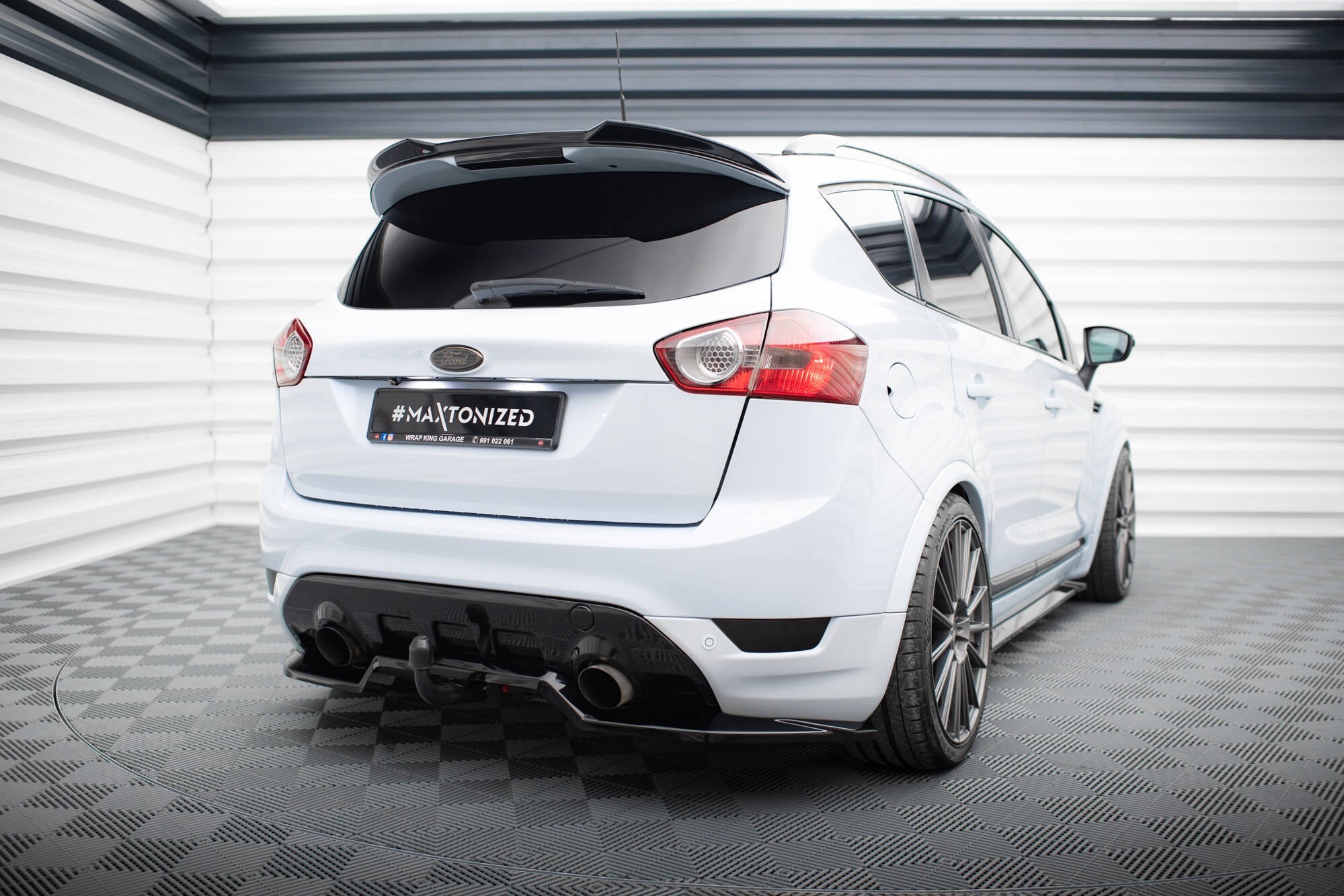 Maxton Design Splitter trasero (With Vertical Bars) para Ford Kuga ST Mk1 - imagen 1