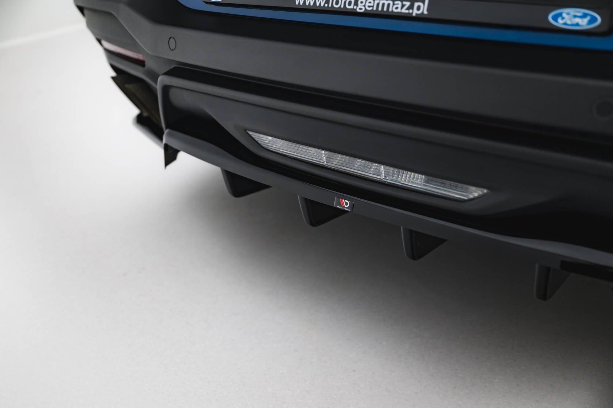Maxton Design Splitter trasero (With Vertical Bars) para Ford Mustang GT Mk7 - imagen 3