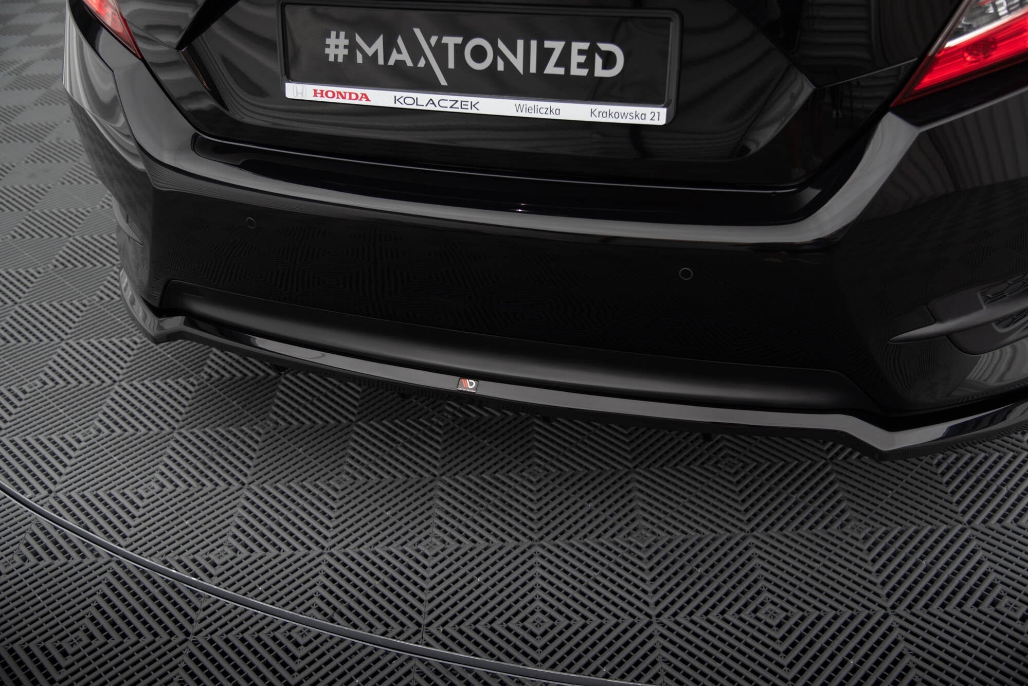 Maxton Design Splitter trasero (With Vertical Bars) para Honda Civic Mk10 - imagen 3