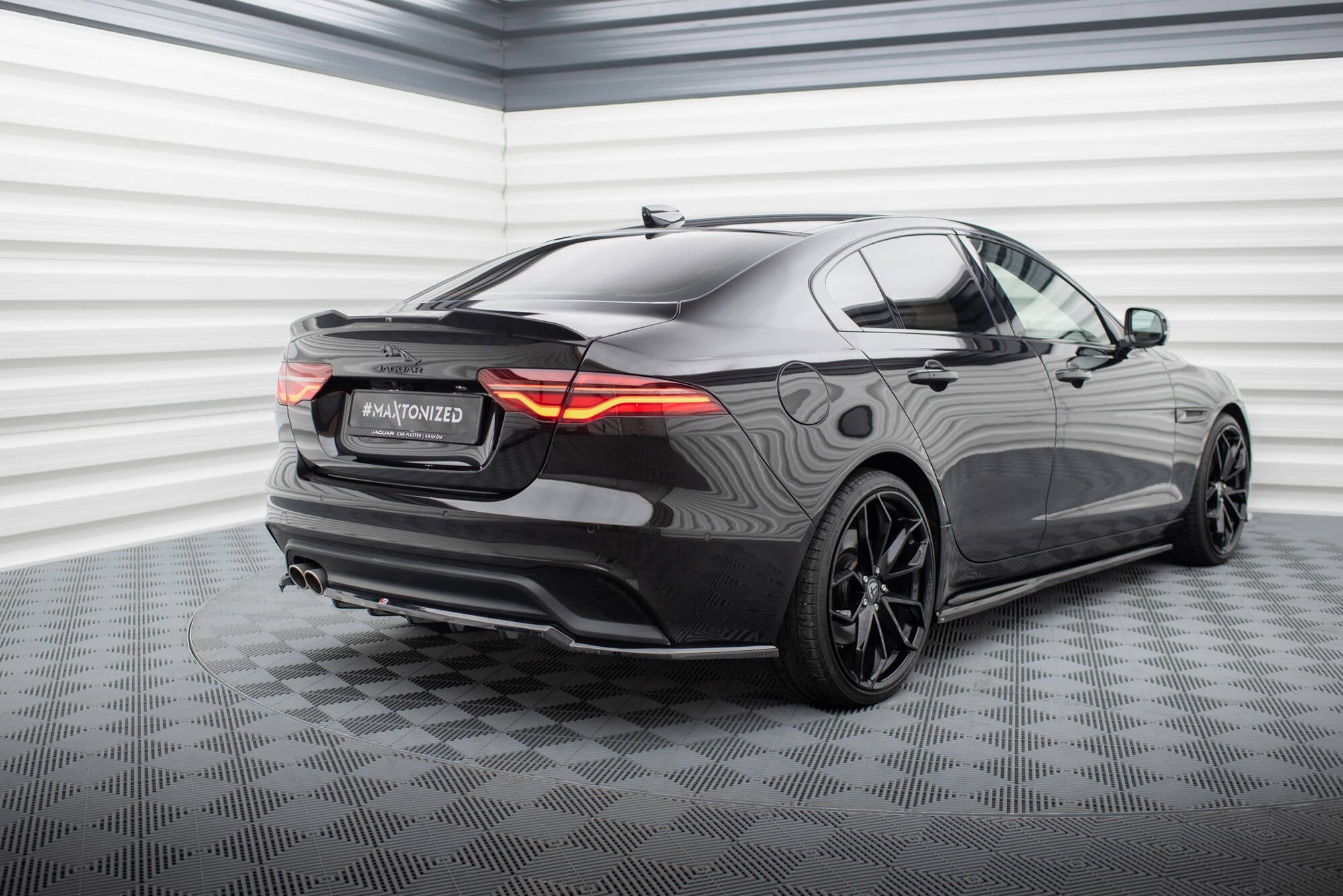 Maxton Design Splitter trasero (With Vertical Bars) para Jaguar XE X760 Facelift - imagen 1