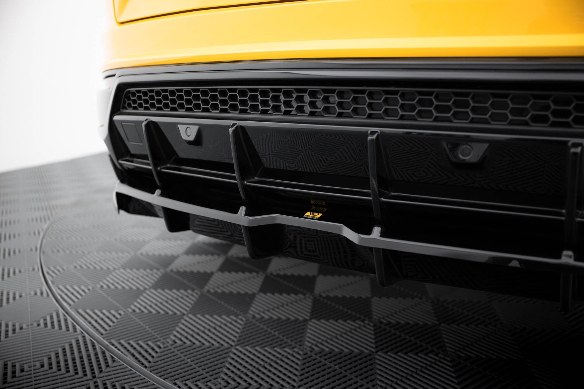 Maxton Design Splitter trasero (With Vertical Bars) para Lamborghini Urus Mk1 - imagen 3
