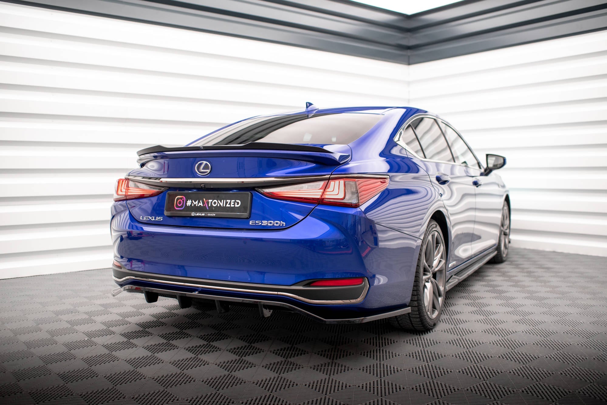 Maxton Design Splitter trasero (With Vertical Bars) para Lexus ES F Sport Mk7 - imagen 2