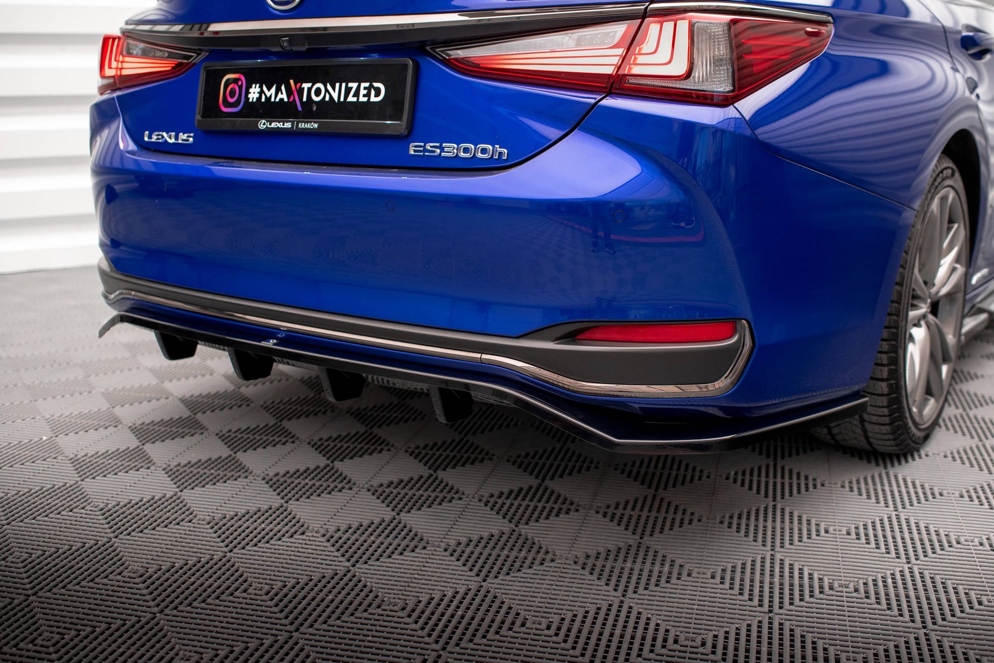 Maxton Design Splitter trasero (With Vertical Bars) para Lexus ES F Sport Mk7 - imagen 1
