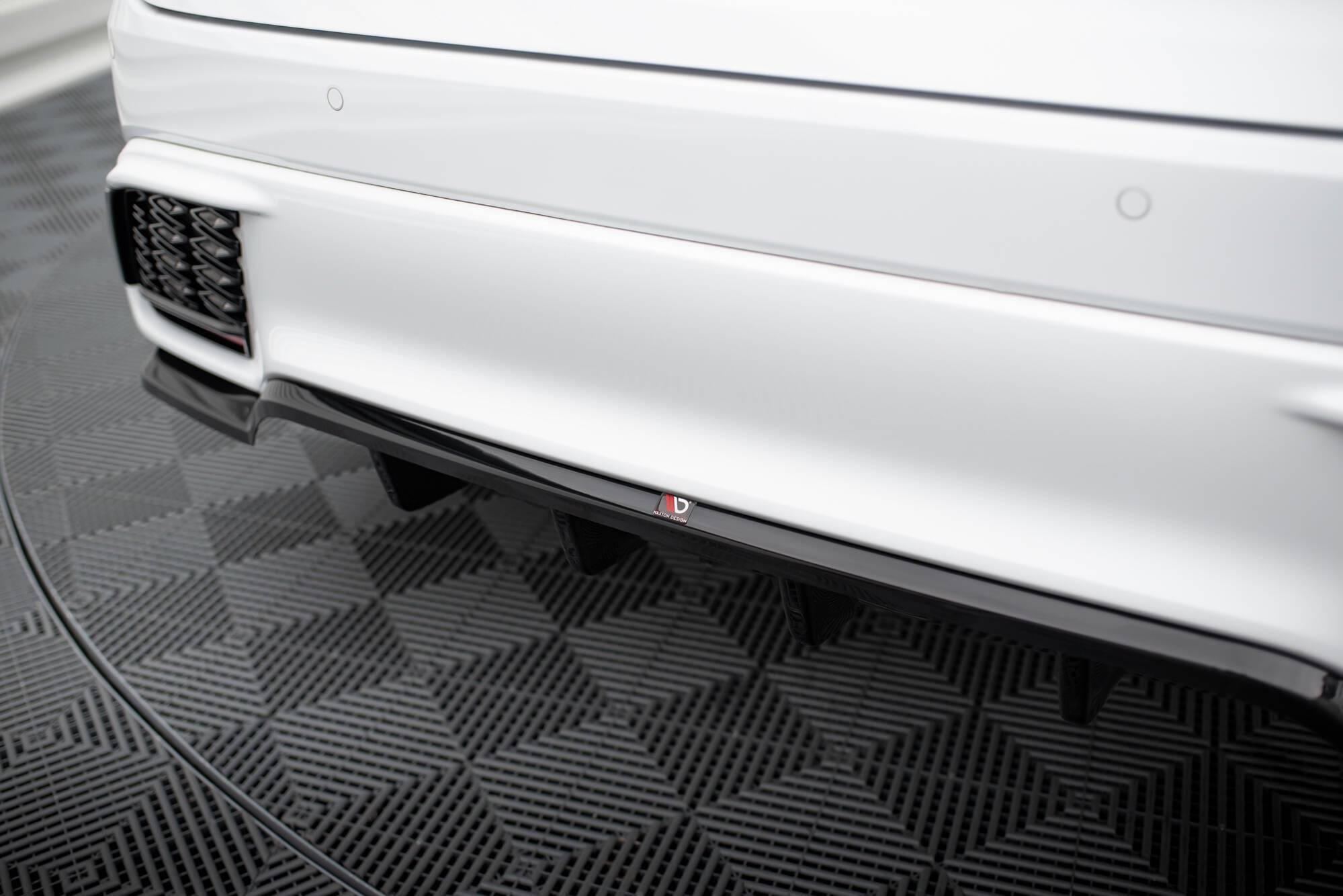 Maxton Design Splitter trasero (With Vertical Bars) para Lexus RX F-Sport Mk5 - imagen 3