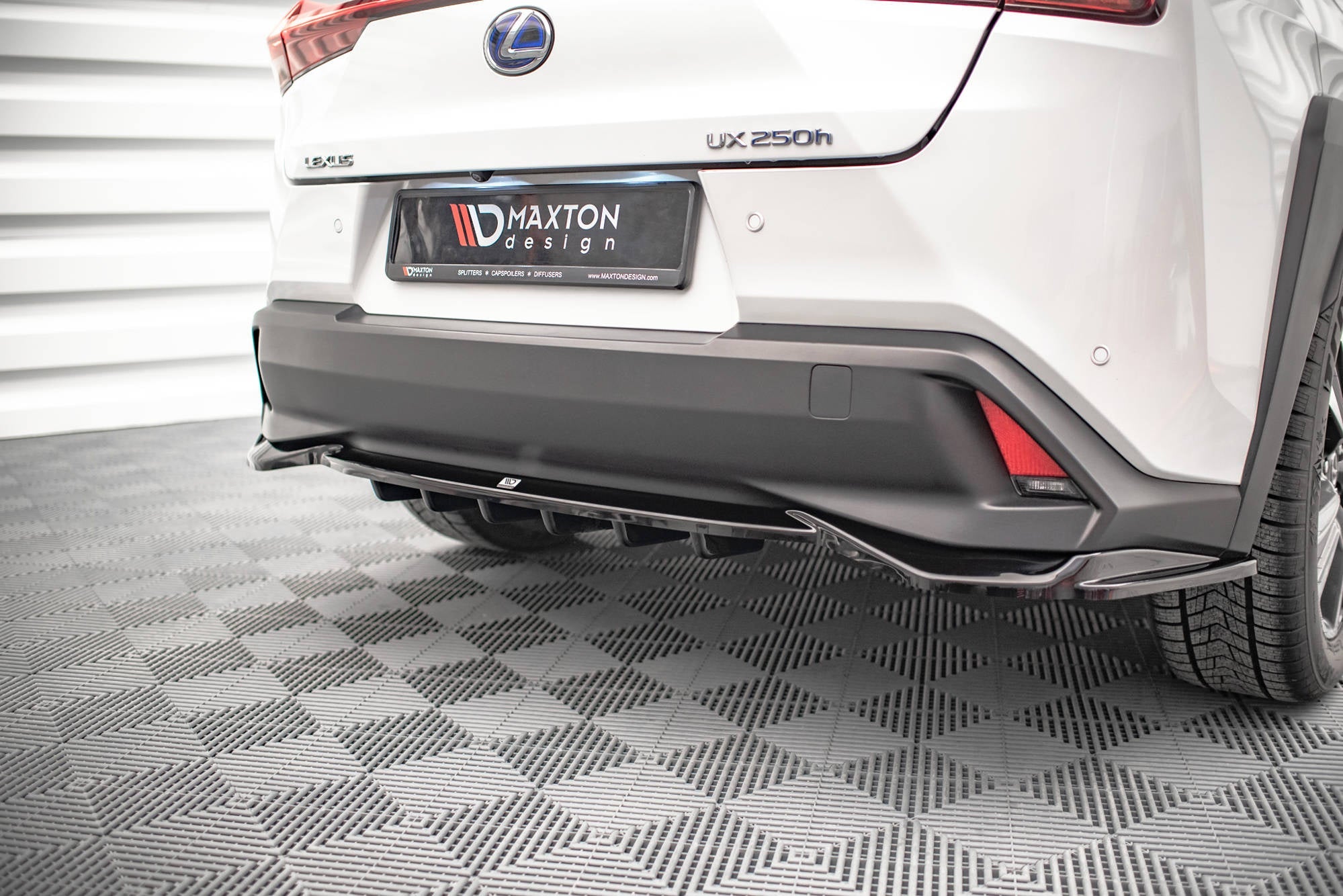 Maxton Design Splitter trasero (With Vertical Bars) para Lexus UX Mk1 - imagen 1