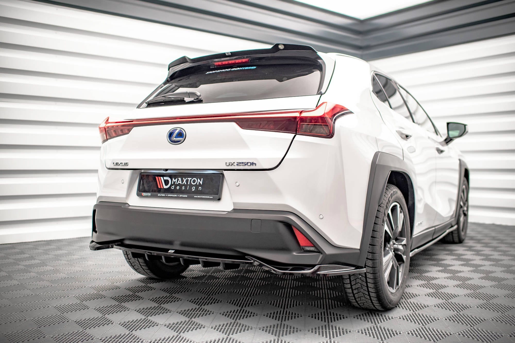 Maxton Design Splitter trasero (With Vertical Bars) para Lexus UX Mk1 - imagen 2