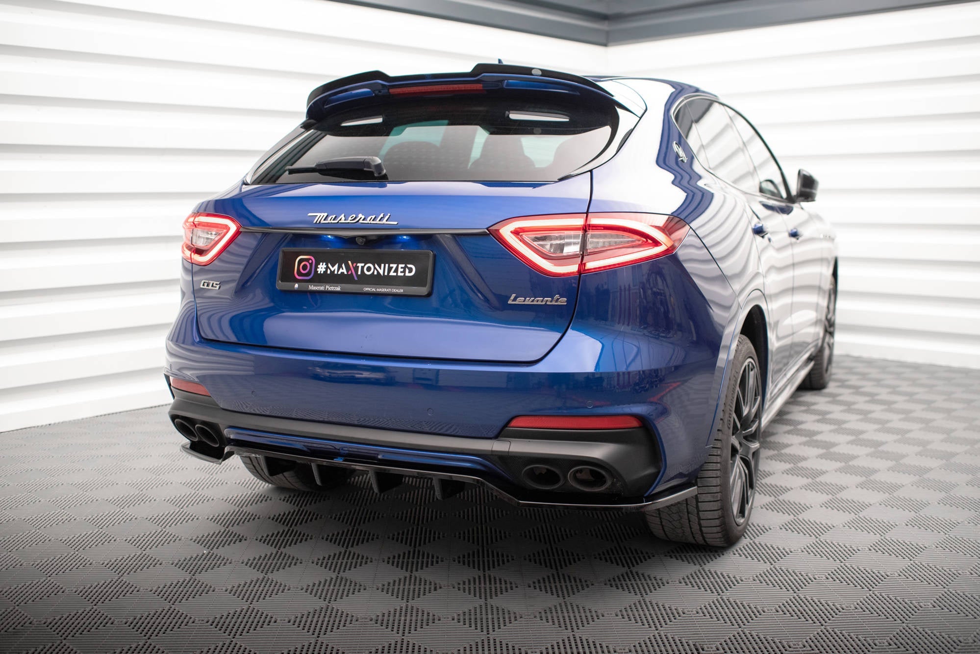 Maxton Design Splitter trasero (With Vertical Bars) para Maserati Levante GTS Mk1 - imagen 1
