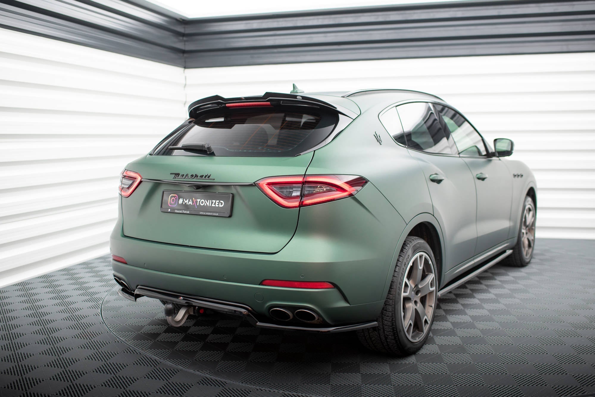 Maxton Design Splitter trasero (With Vertical Bars) para Maserati Levante Mk1 - imagen 1