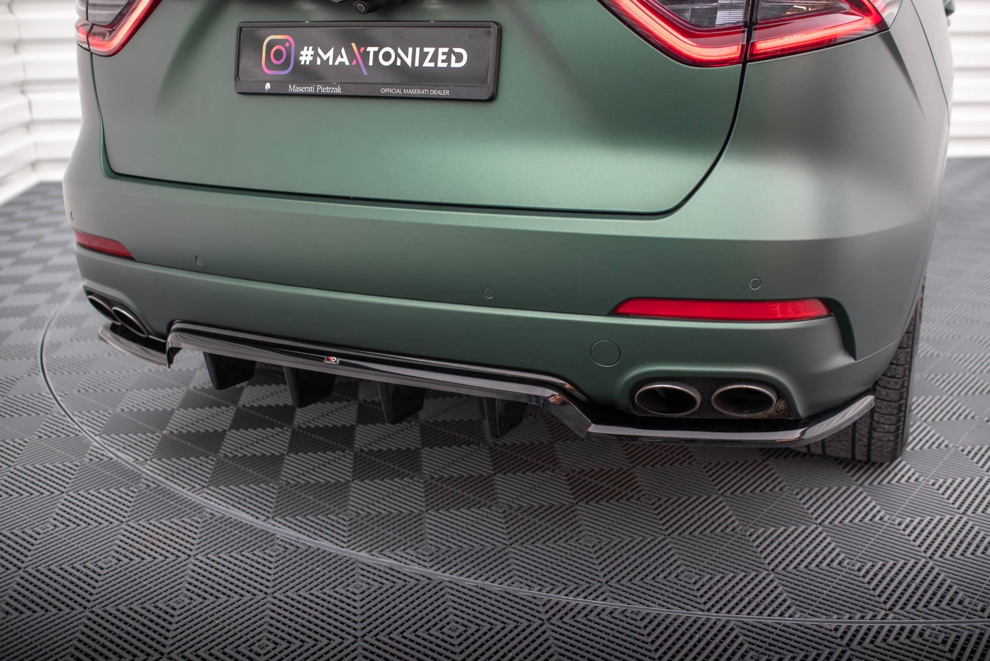 Maxton Design Splitter trasero (With Vertical Bars) para Maserati Levante Mk1 - imagen 4