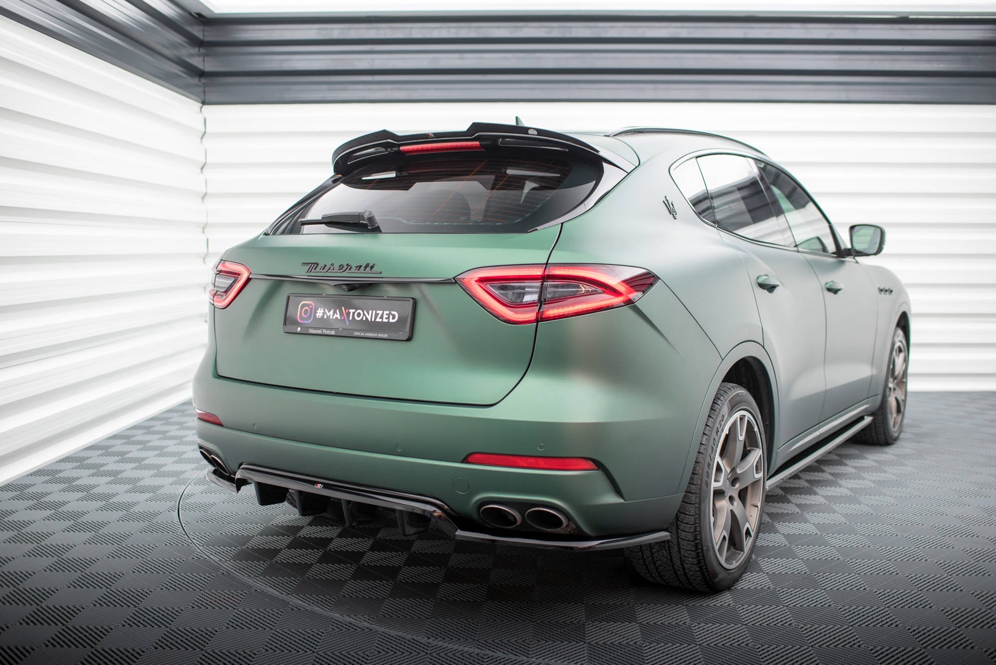 Maxton Design Splitter trasero (With Vertical Bars) para Maserati Levante Mk1 - imagen 5
