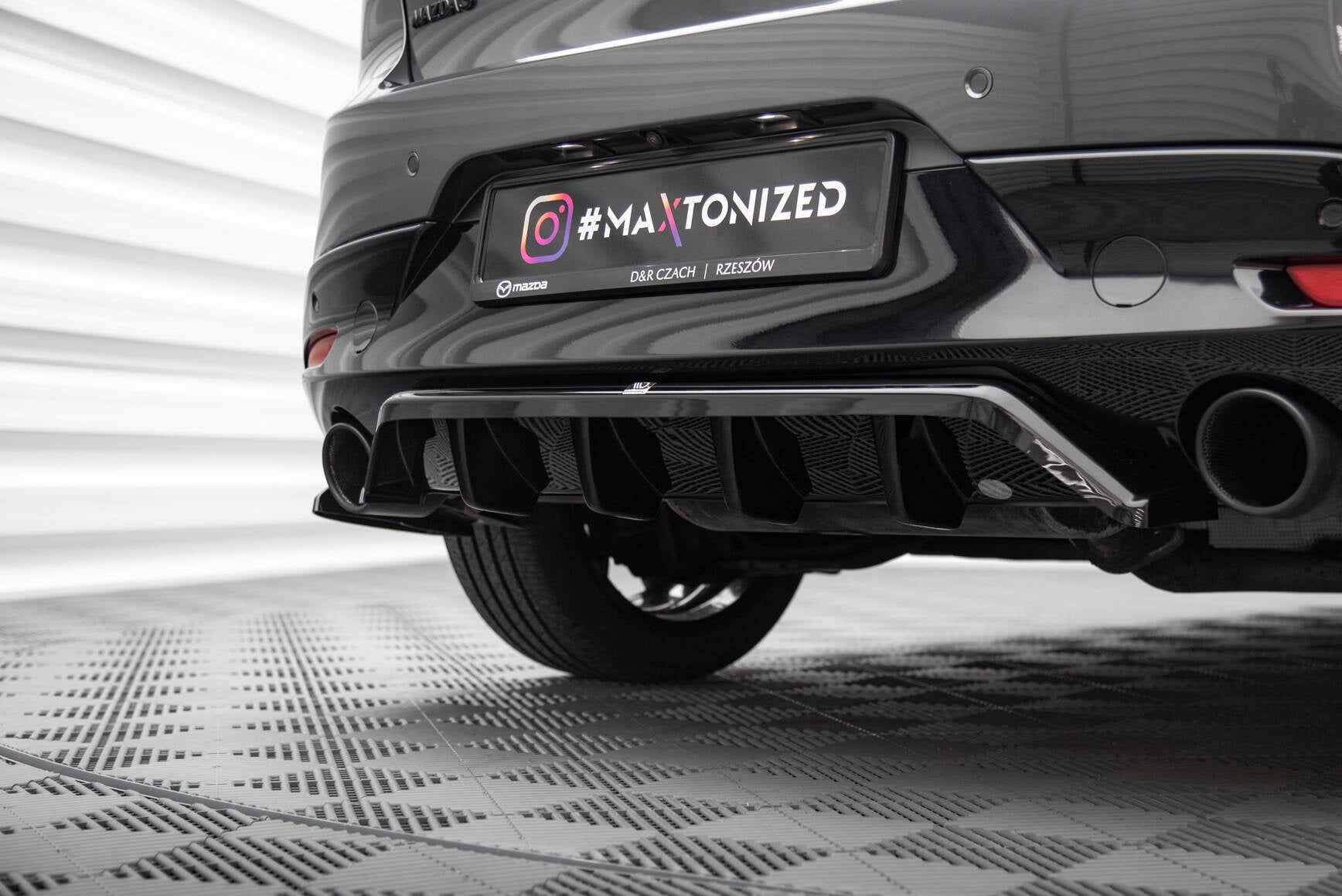 Maxton Design Splitter trasero (With Vertical Bars) para Mazda 3 Mk4 - imagen 1