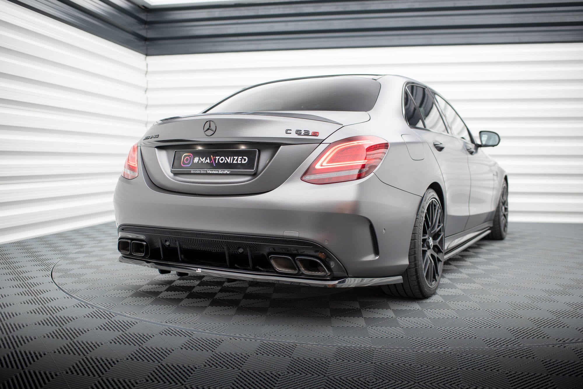 Maxton Design Splitter trasero (With Vertical Bars) para Mercedes-AMG C63 Sedan / Estate W205 Facelift - imagen 1