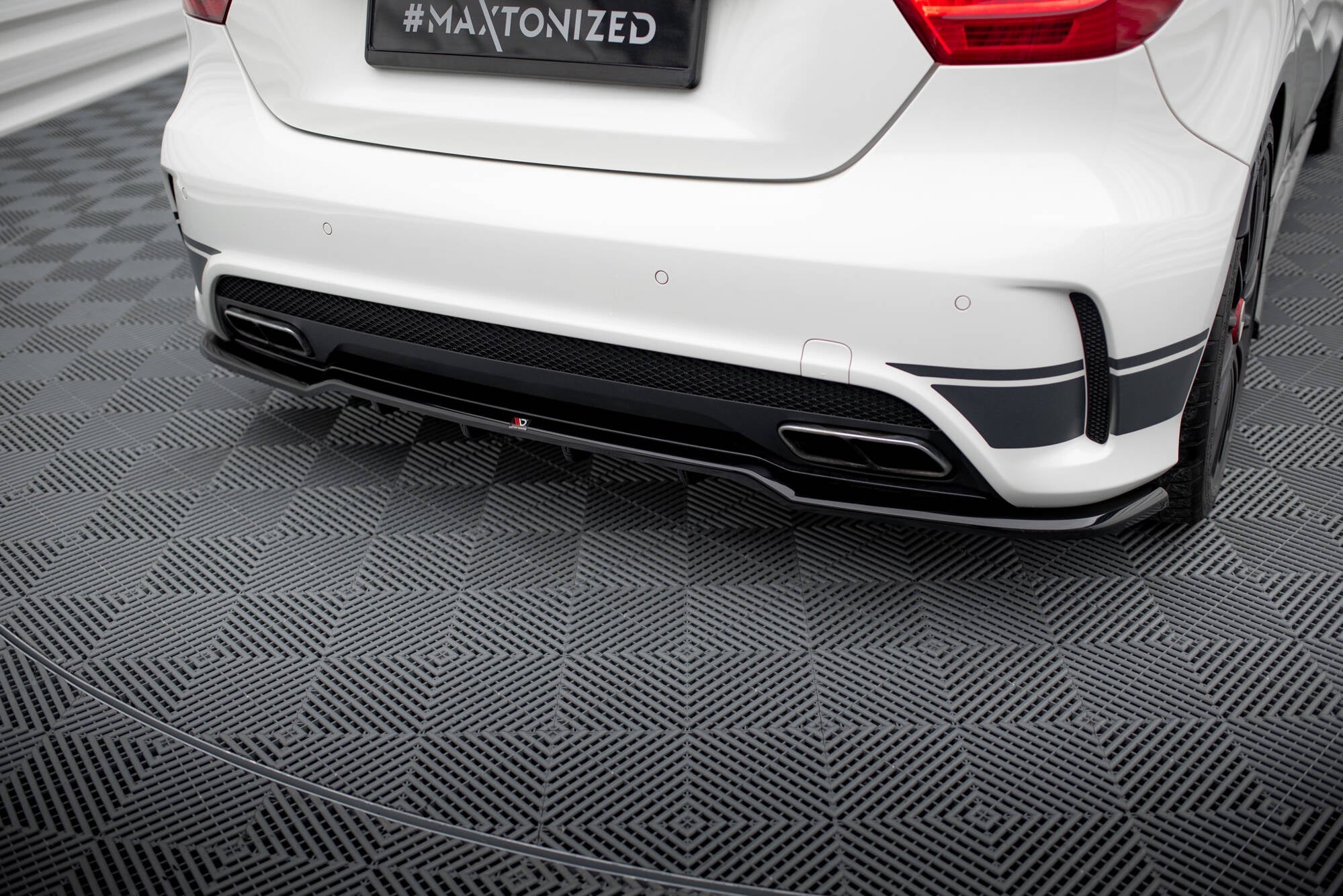 Maxton Design Splitter trasero (With Vertical Bars) para Mercedes-Benz A45 AMG W176 - imagen 1