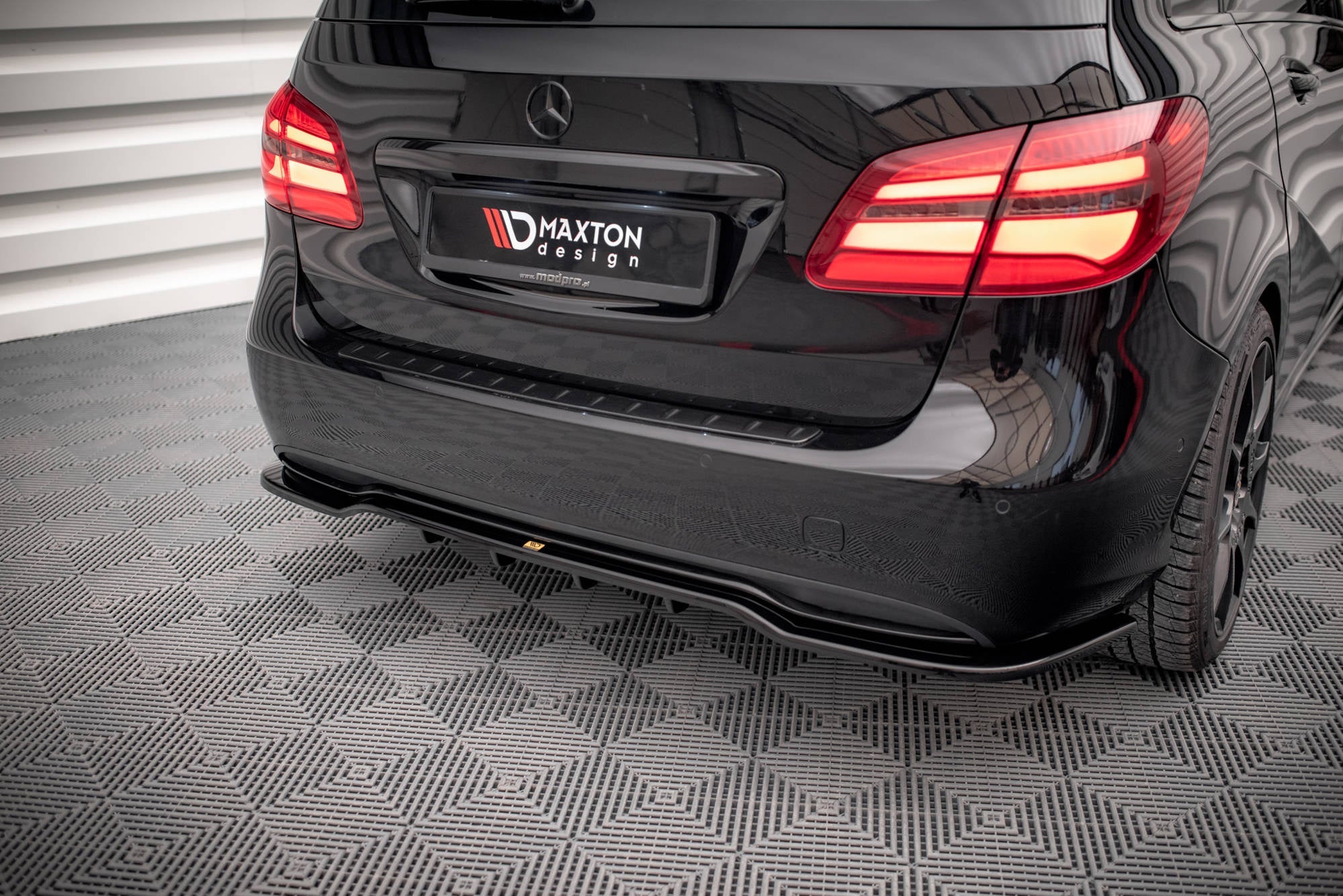 Maxton Design Splitter trasero (With Vertical Bars) para Mercedes-Benz B W246 Facelift - imagen 1