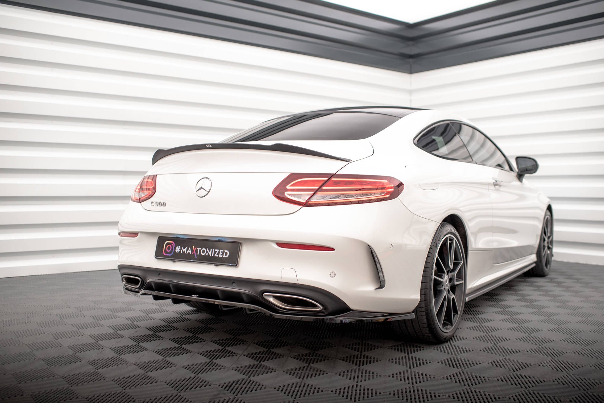 Maxton Design Splitter trasero (With Vertical Bars) para Mercedes-Benz C Coupe AMG-Line C205 Facelift - imagen 1