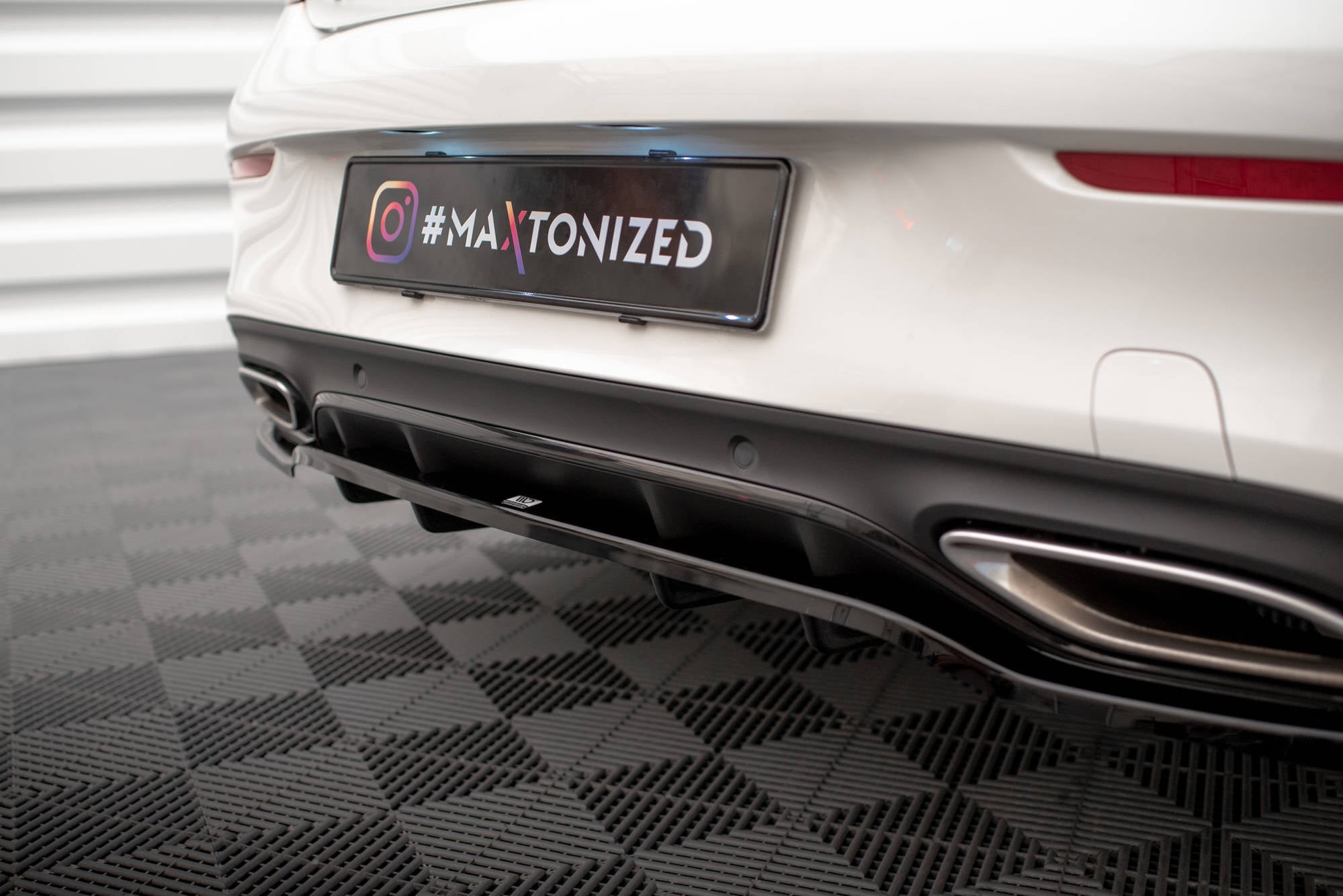 Maxton Design Splitter trasero (With Vertical Bars) para Mercedes-Benz C Coupe AMG-Line C205 Facelift - imagen 3