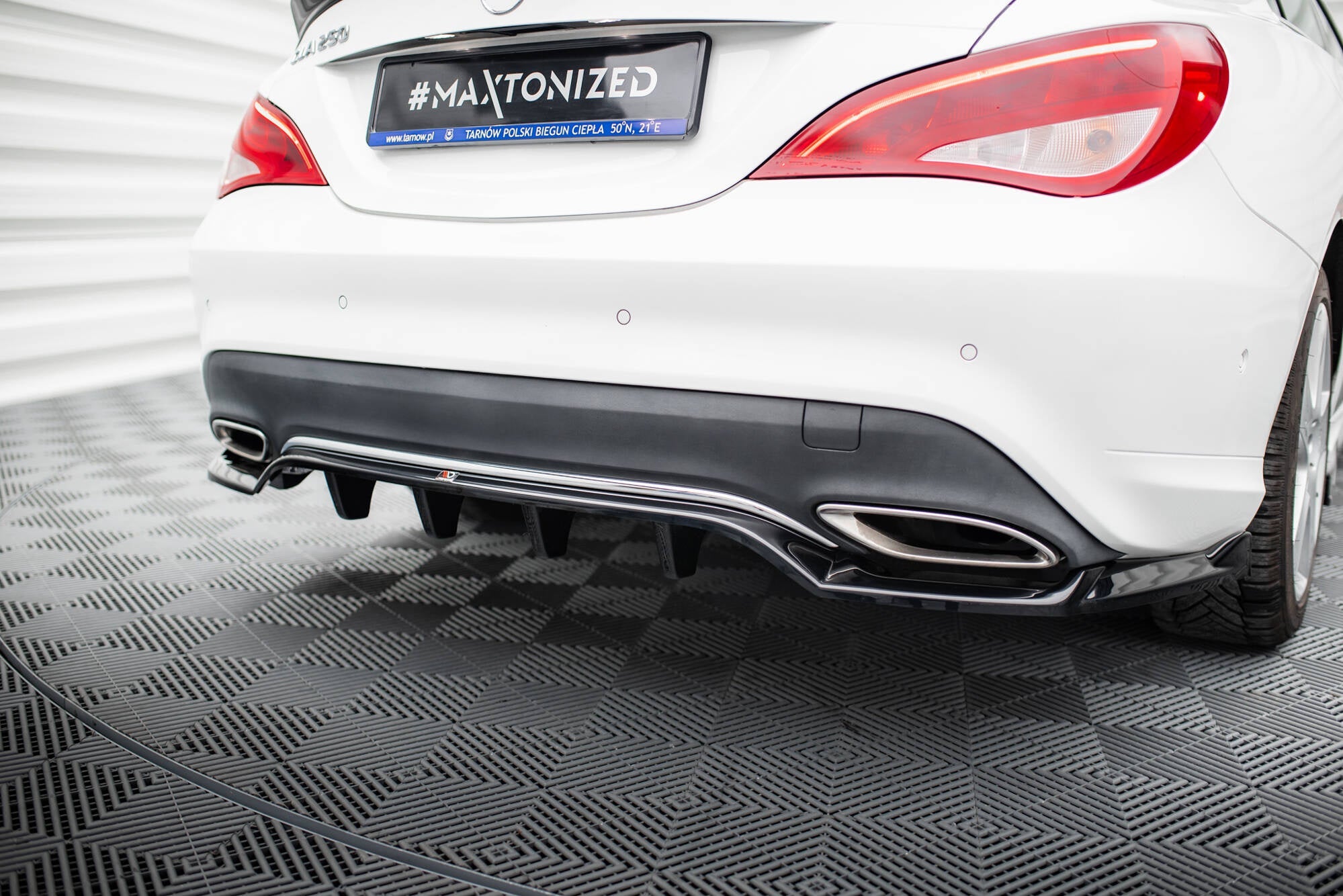 Maxton Design Splitter trasero (With Vertical Bars) para Mercedes-Benz CLA C117 Facelift - imagen 1