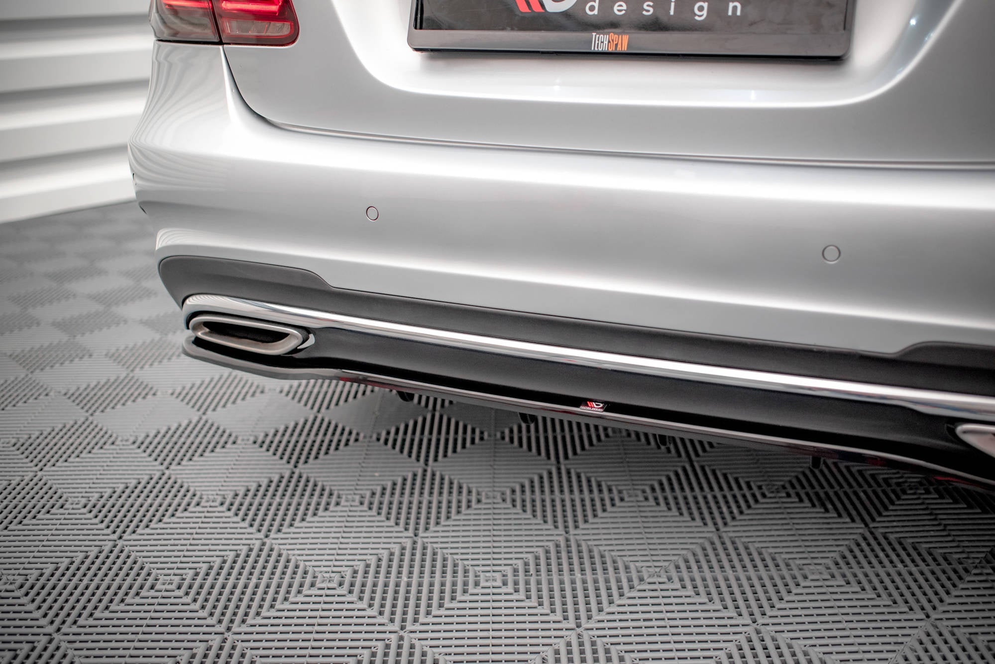 Maxton Design Splitter trasero (With Vertical Bars) para Mercedes-Benz E AMG-Line Sedan W212 Facelift - imagen 3