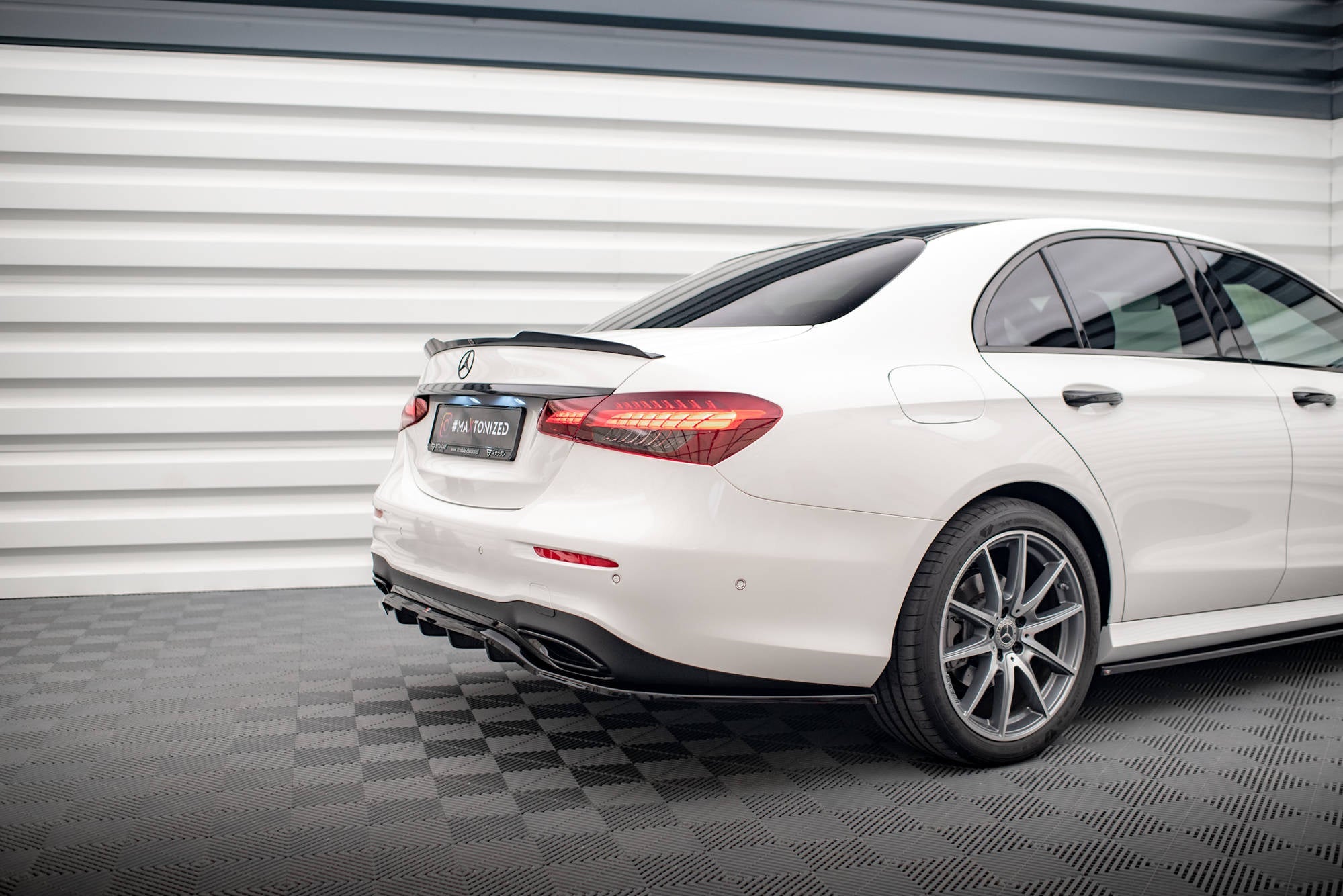 Maxton Design Splitter trasero (With Vertical Bars) para Mercedes-Benz E AMG-Line Sedan W213 Facelift - imagen 5