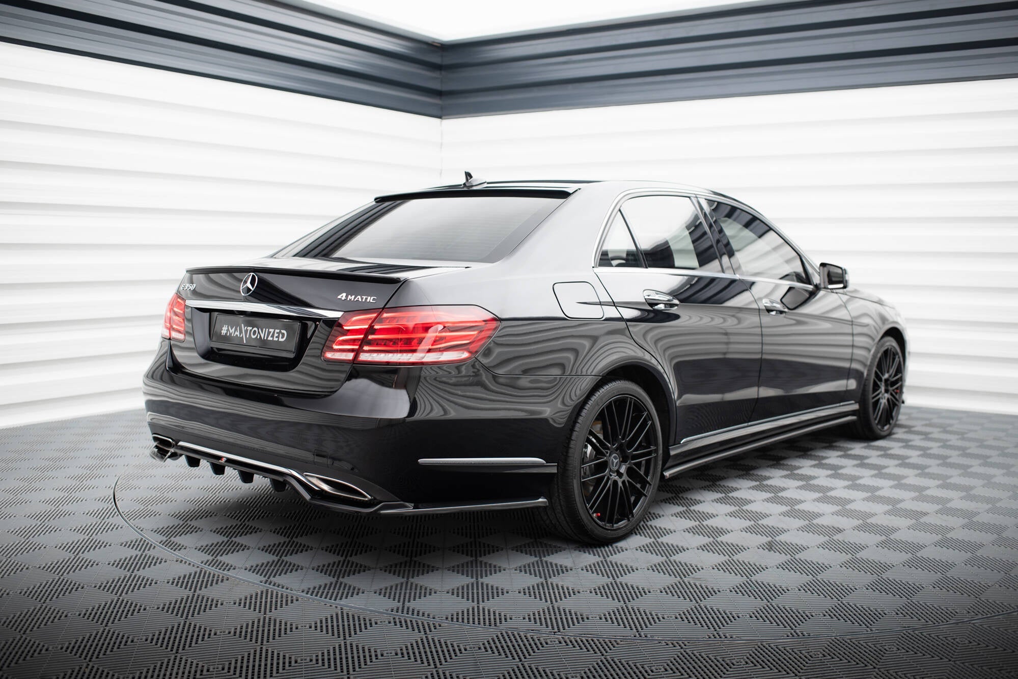 Maxton Design Splitter trasero (With Vertical Bars) para Mercedes-Benz E W212 Facelift - imagen 1