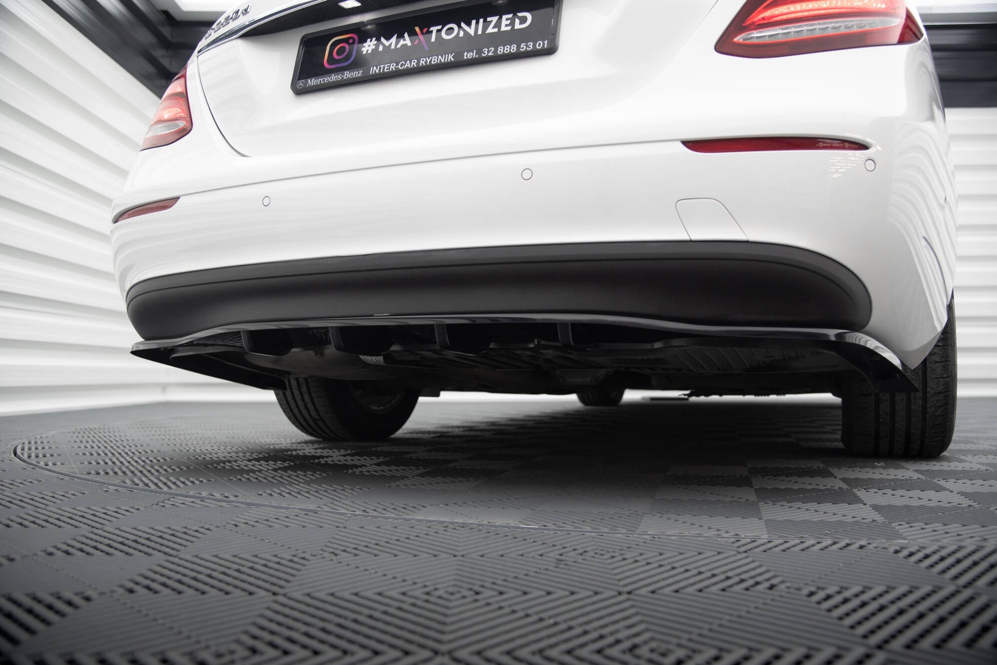 Maxton Design Splitter trasero (With Vertical Bars) para Mercedes-Benz E W213 - imagen 2