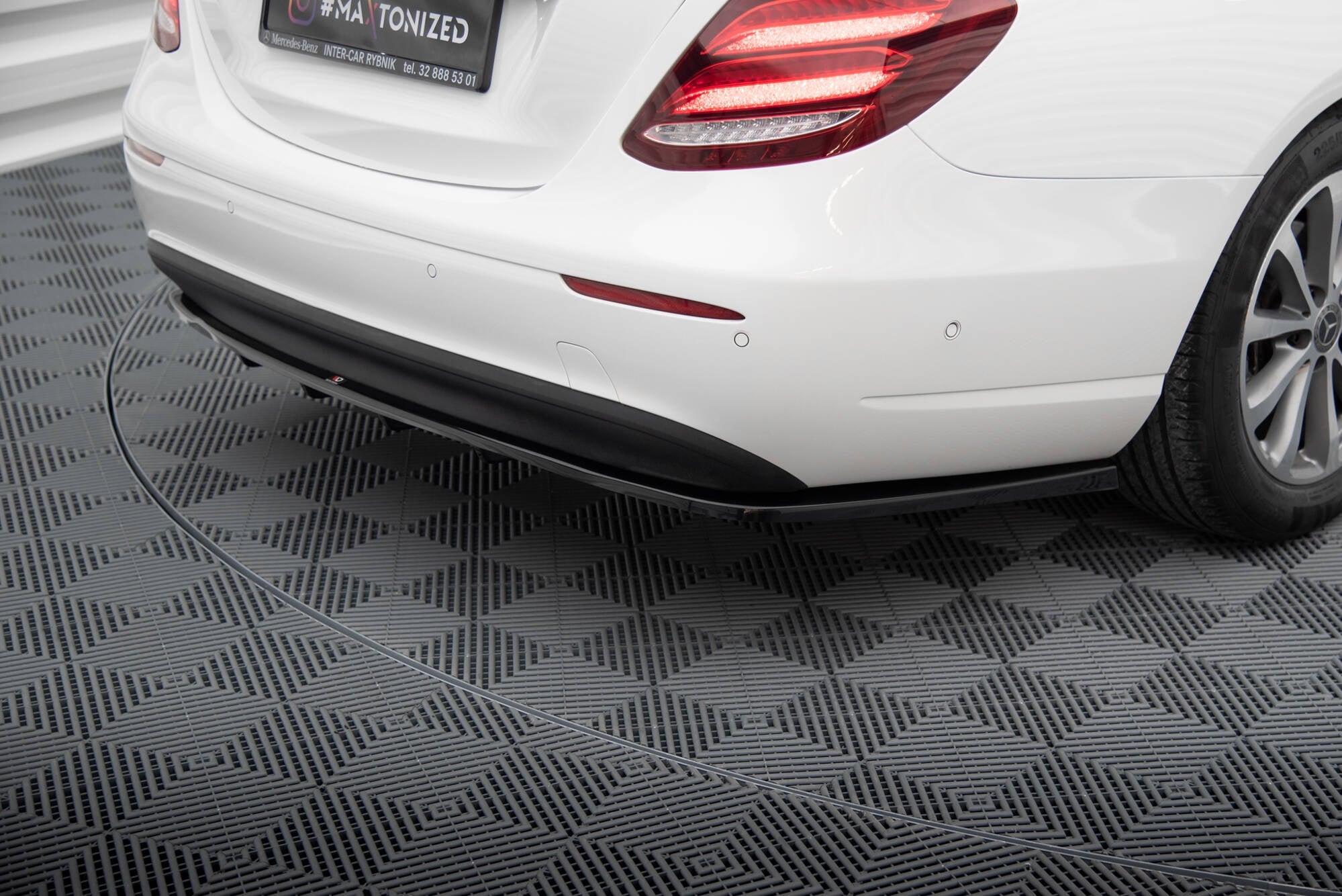 Maxton Design Splitter trasero (With Vertical Bars) para Mercedes-Benz E W213 - imagen 4