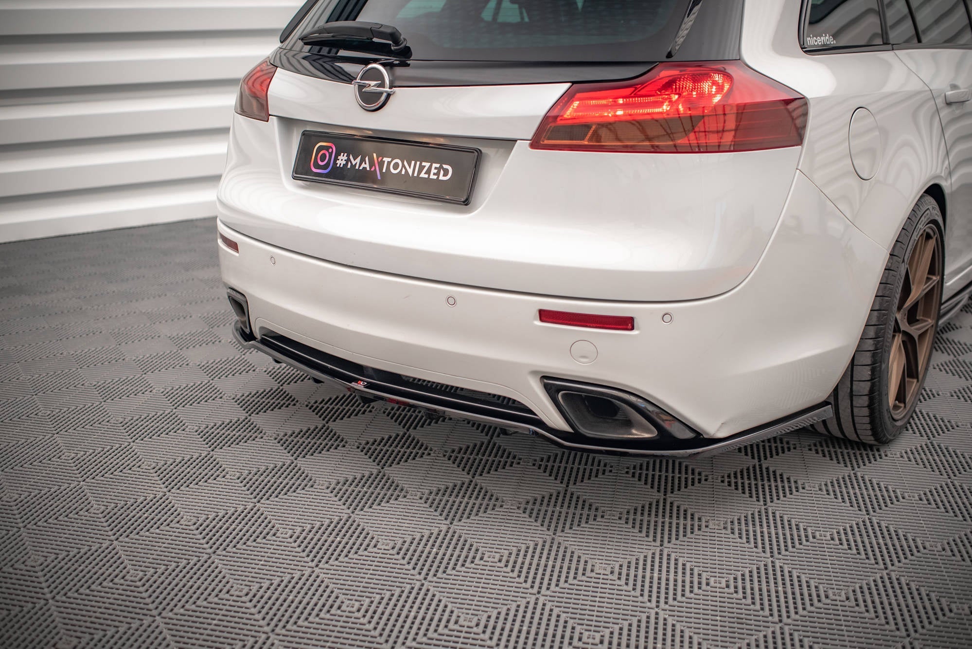 Maxton Design Splitter trasero (With Vertical Bars) para Opel Insignia OPC Mk1 - imagen 1