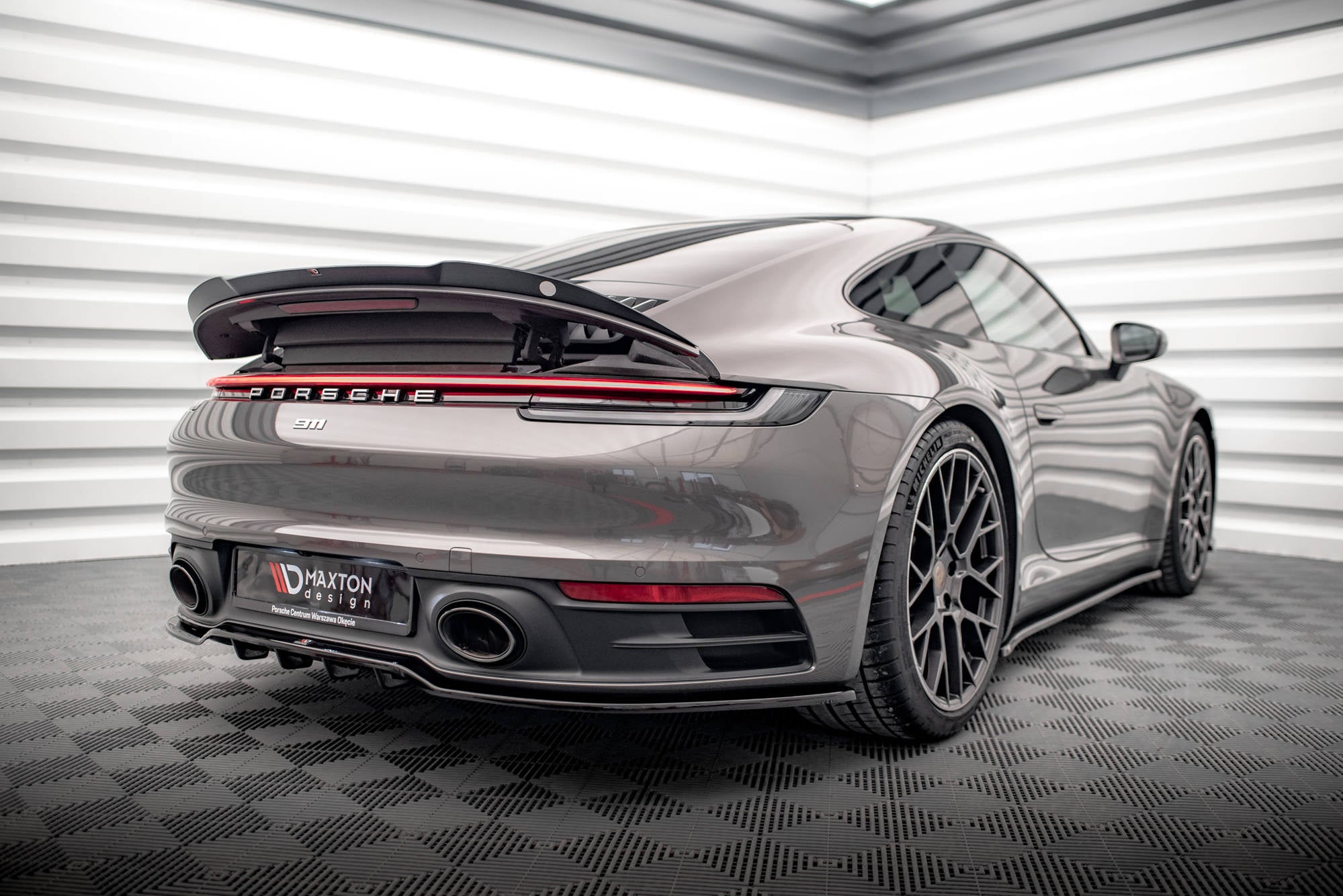 Maxton Design Splitter trasero (With Vertical Bars) para Porsche 911 Carrera 4S 992 - imagen 1