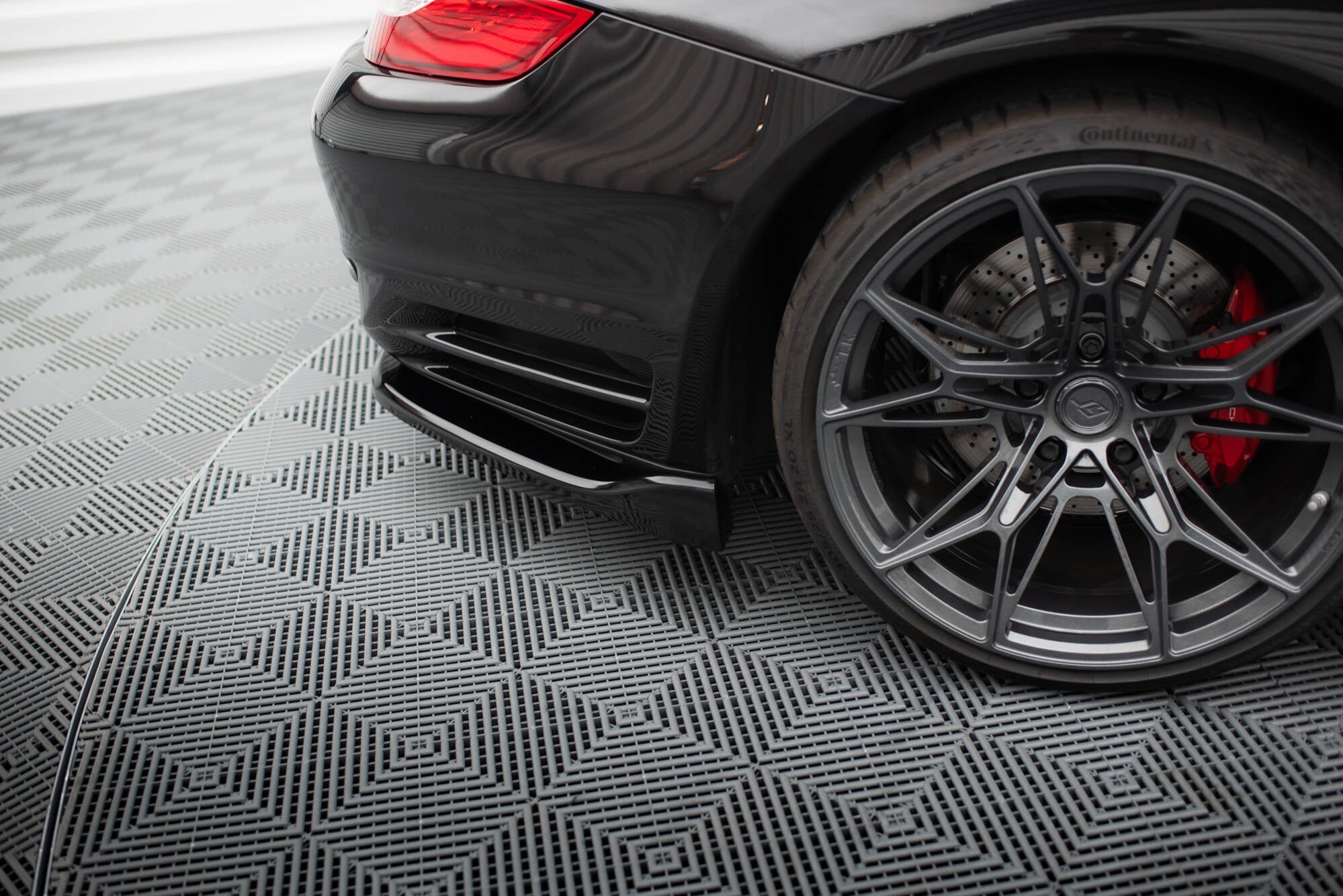 Maxton Design Splitter trasero (With Vertical Bars) para Porsche 911 Turbo 997 - imagen 4