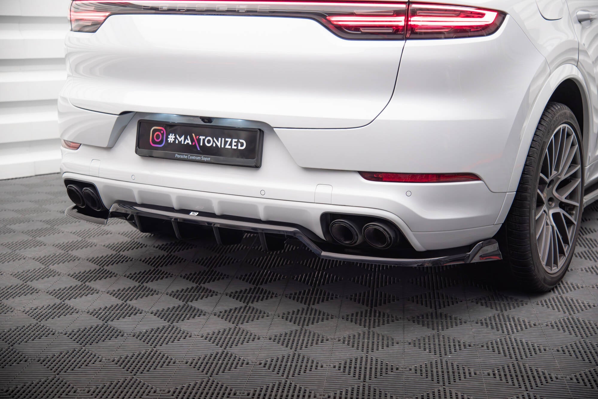 Maxton Design Splitter trasero (With Vertical Bars) para Porsche Cayenne Coupe / SUV Mk3 - imagen 2
