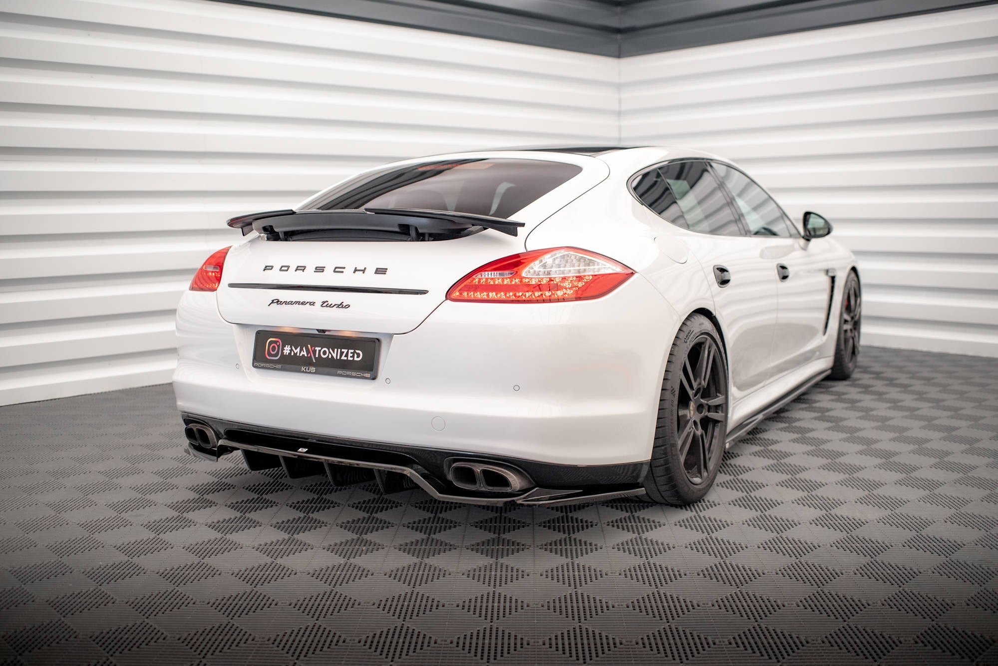 Maxton Design Splitter trasero (With Vertical Bars) para Porsche Panamera Turbo 970 - imagen 2