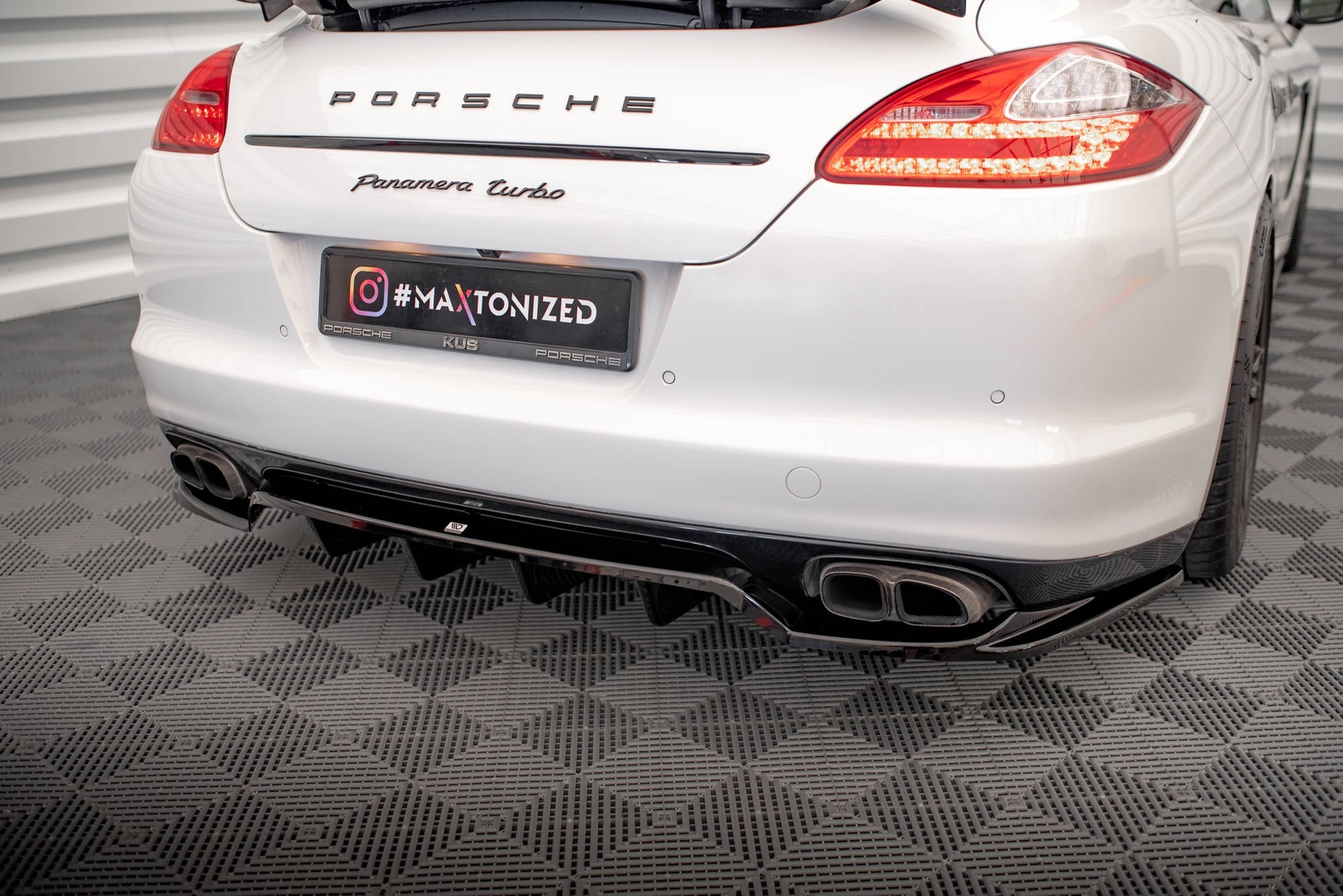 Maxton Design Splitter trasero (With Vertical Bars) para Porsche Panamera Turbo 970 - imagen 1
