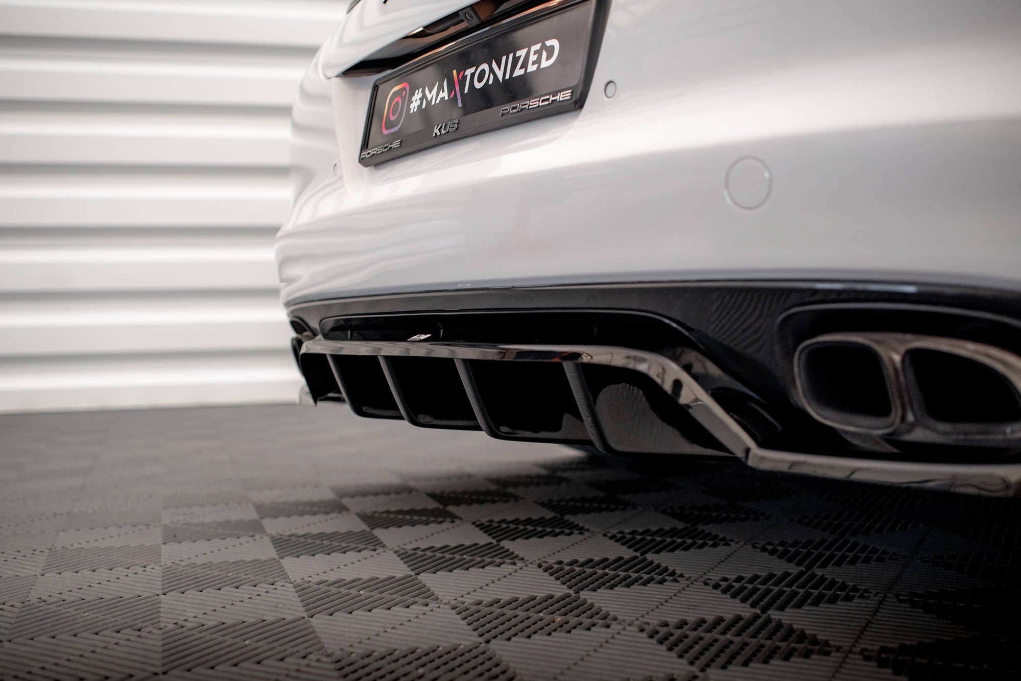 Maxton Design Splitter trasero (With Vertical Bars) para Porsche Panamera Turbo 970 - imagen 4