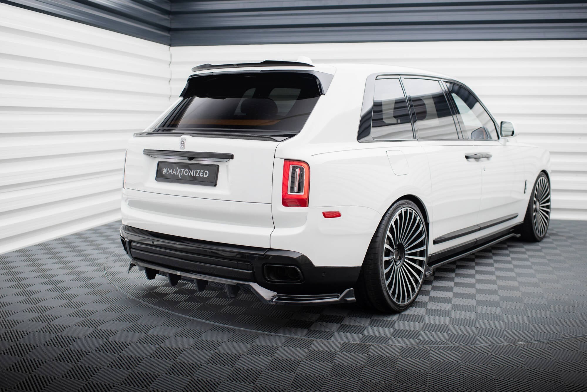 Maxton Design Splitter trasero (With Vertical Bars) para Rolls Royce Cullinan - imagen 1