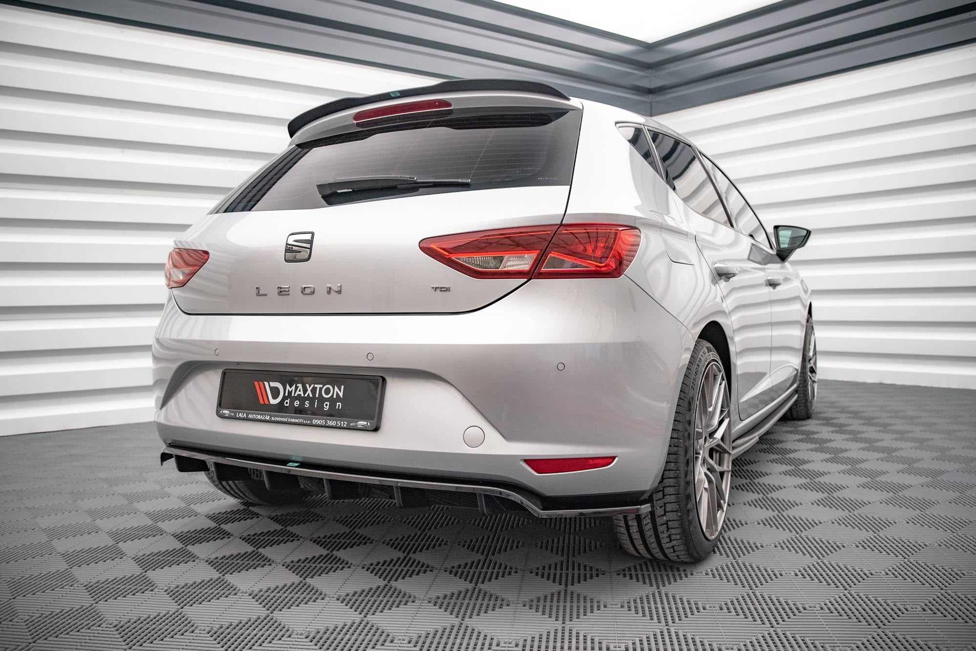 Maxton Design Splitter trasero (With Vertical Bars) para Seat Leon Hatchback Mk3 - imagen 1