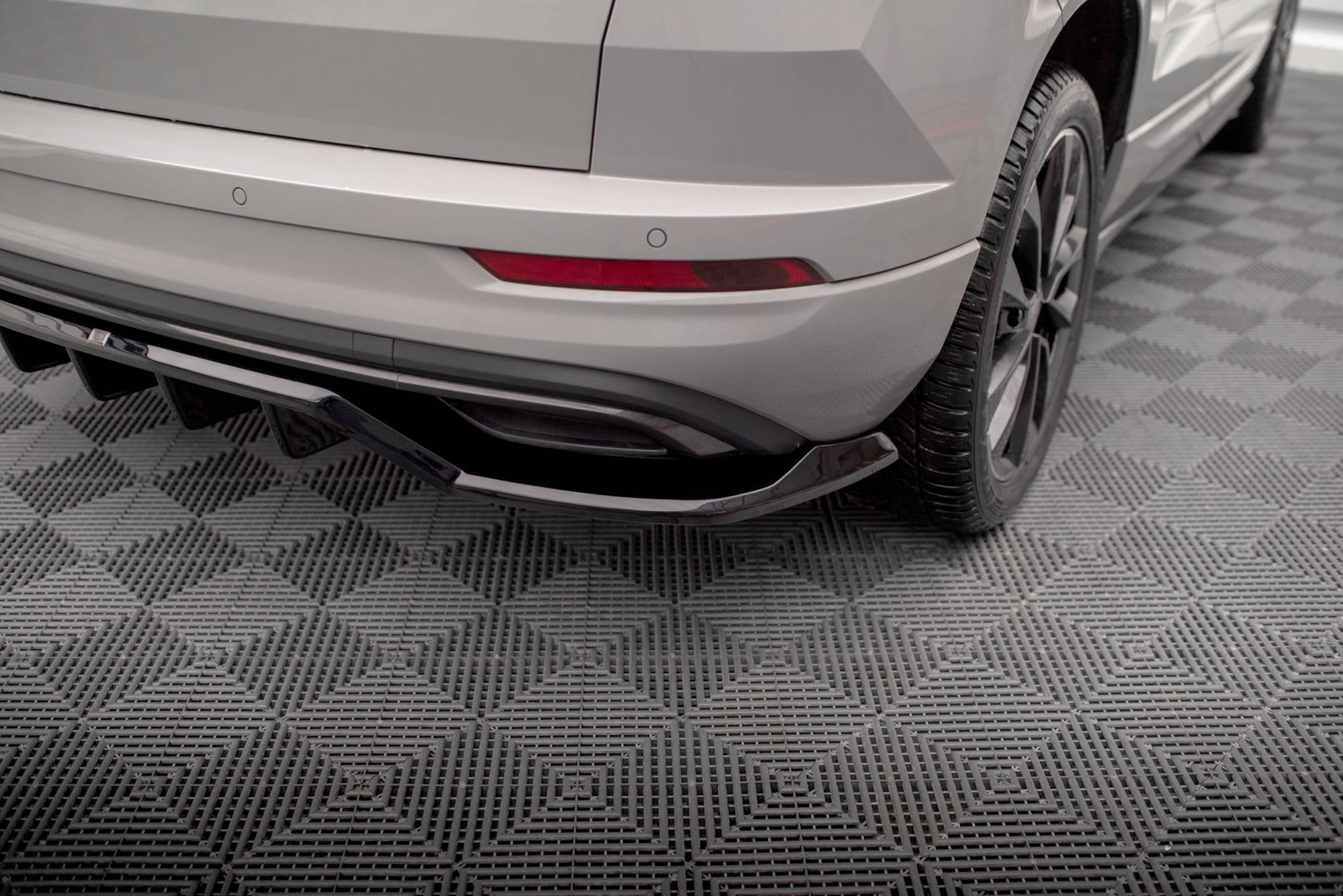 Maxton Design Splitter trasero (With Vertical Bars) para Skoda Karoq Sportline Mk1 Facelift - imagen 3