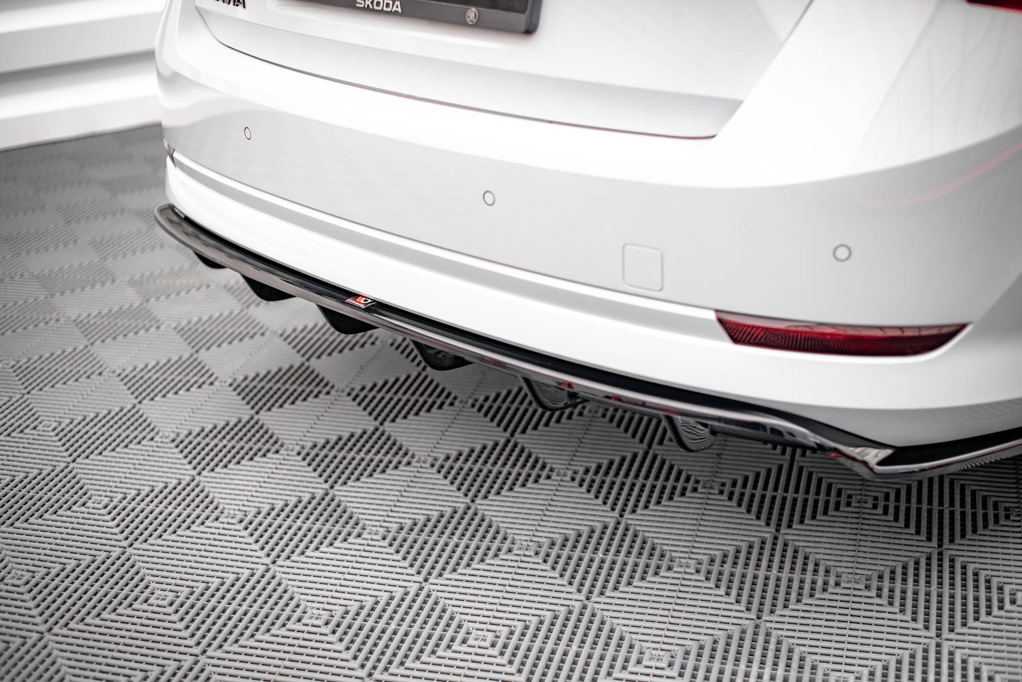 Maxton Design Splitter trasero (With Vertical Bars) para Skoda Octavia Mk4 - imagen 1