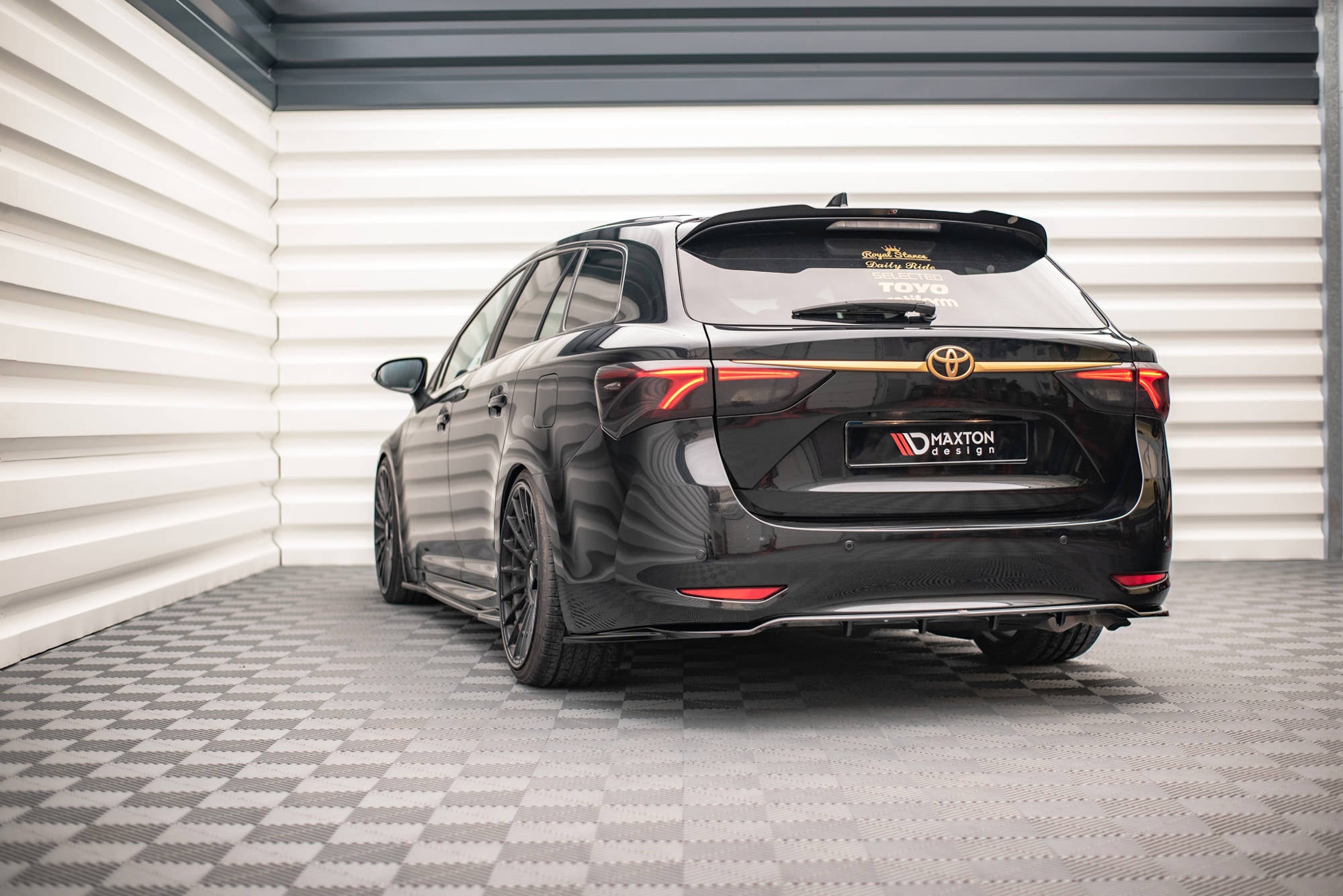 Maxton Design Splitter trasero (With Vertical Bars) para Toyota Avensis Wagon Mk3 Facelift - imagen 2