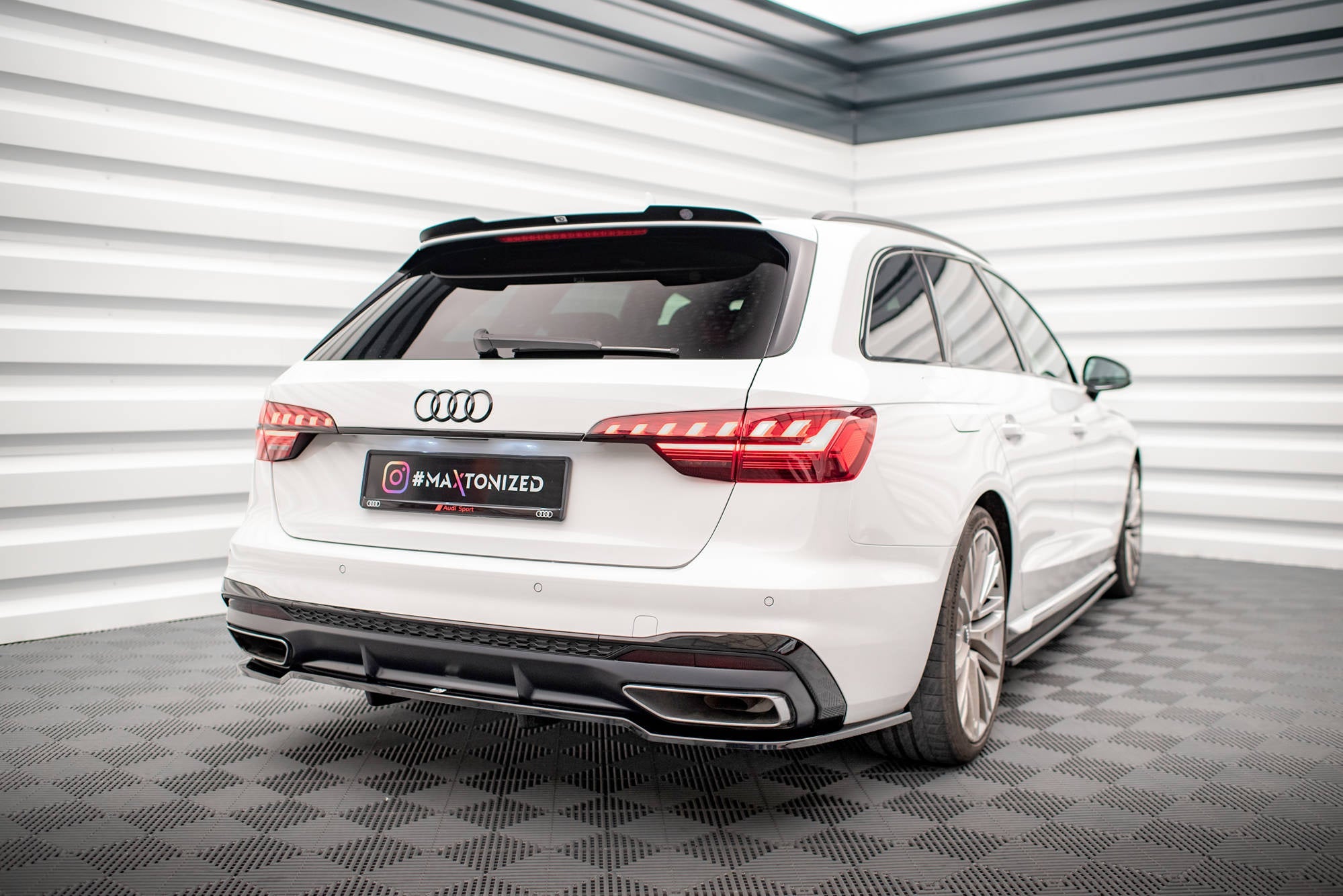 Maxton Design Splitter trasero (With Vertical Bars) V.1 para Audi A4 S-Line B9 Facelift - imagen 1