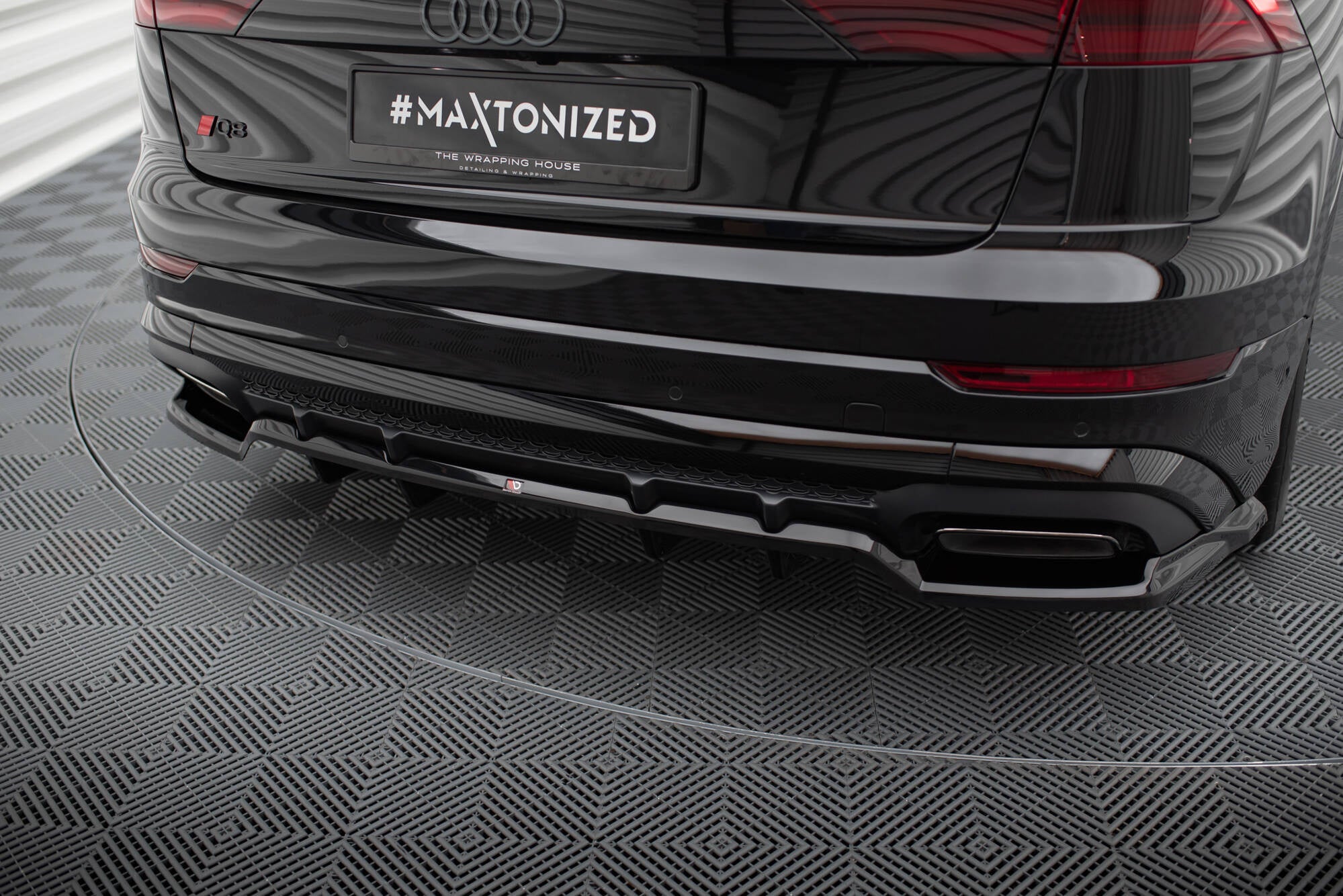Maxton Design Splitter trasero (With Vertical Bars) V.1 para Audi SQ8 / Q8 S-Line Mk1 Facelift - imagen 1