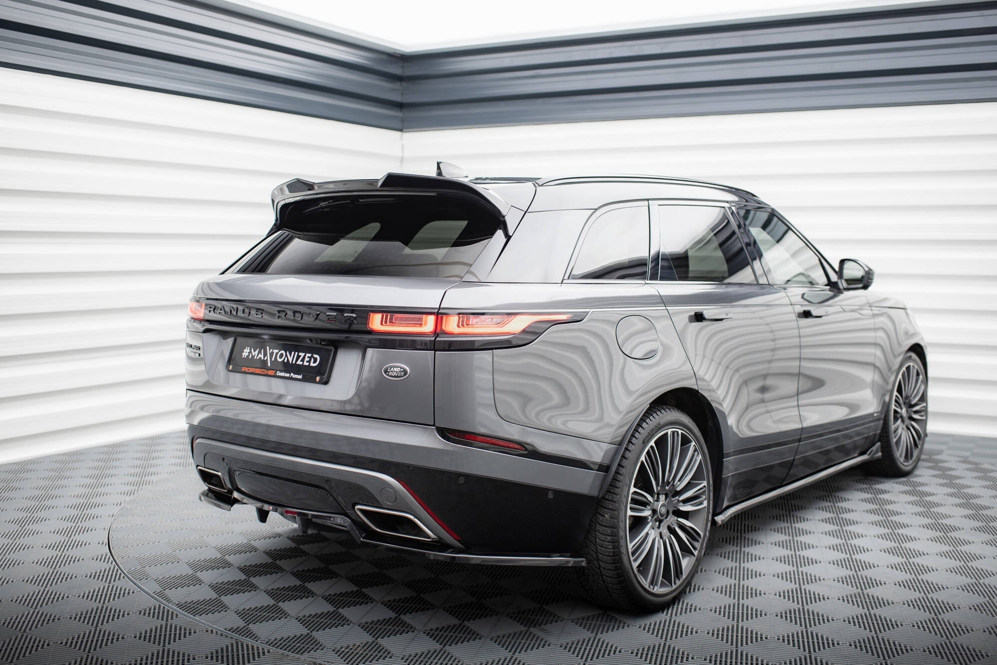 Maxton Design Splitter trasero (With Vertical Bars) V.1 para Land Rover Range Rover Velar R-Dynamic Mk1 - imagen 4