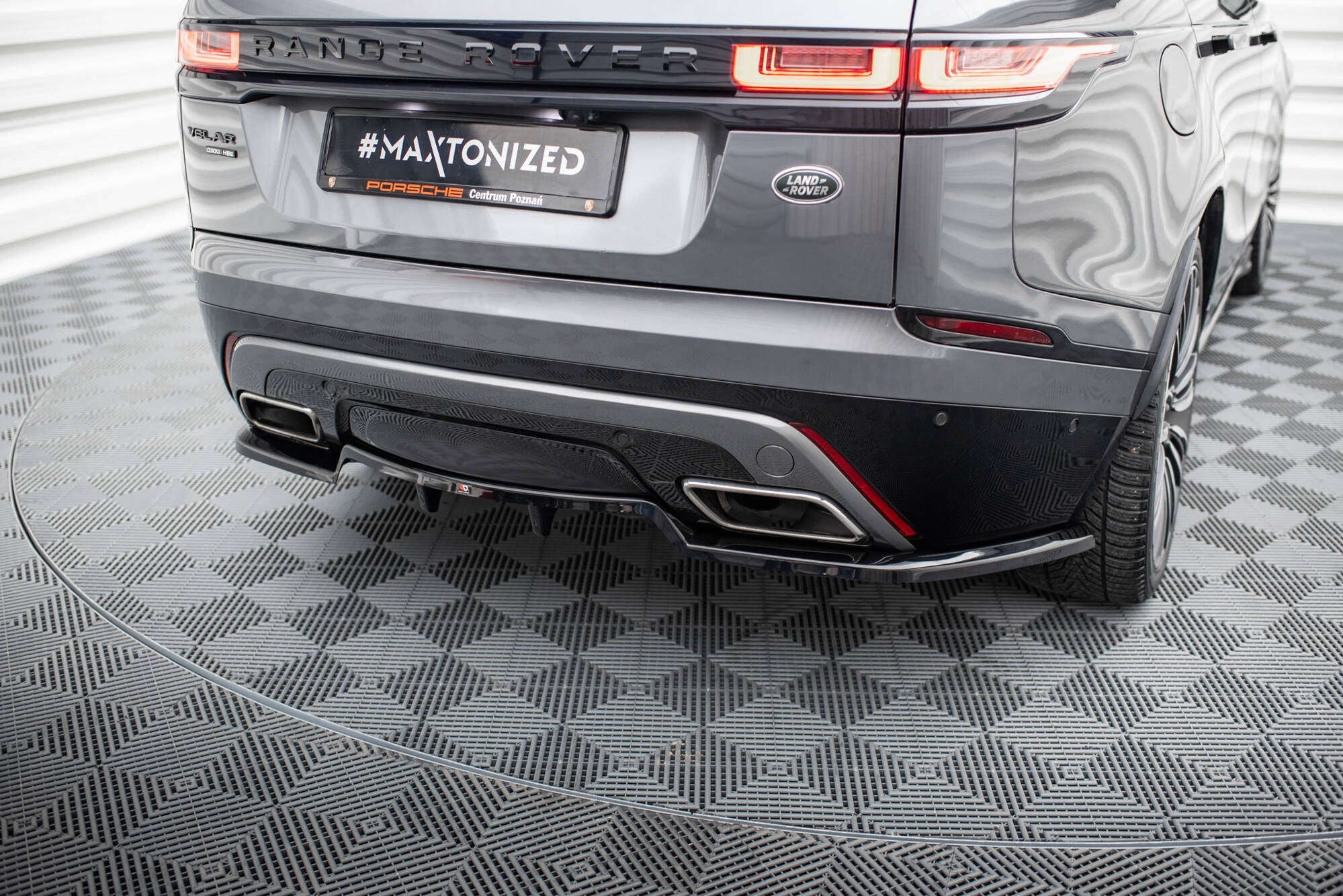 Maxton Design Splitter trasero (With Vertical Bars) V.1 para Land Rover Range Rover Velar R-Dynamic Mk1 - imagen 1