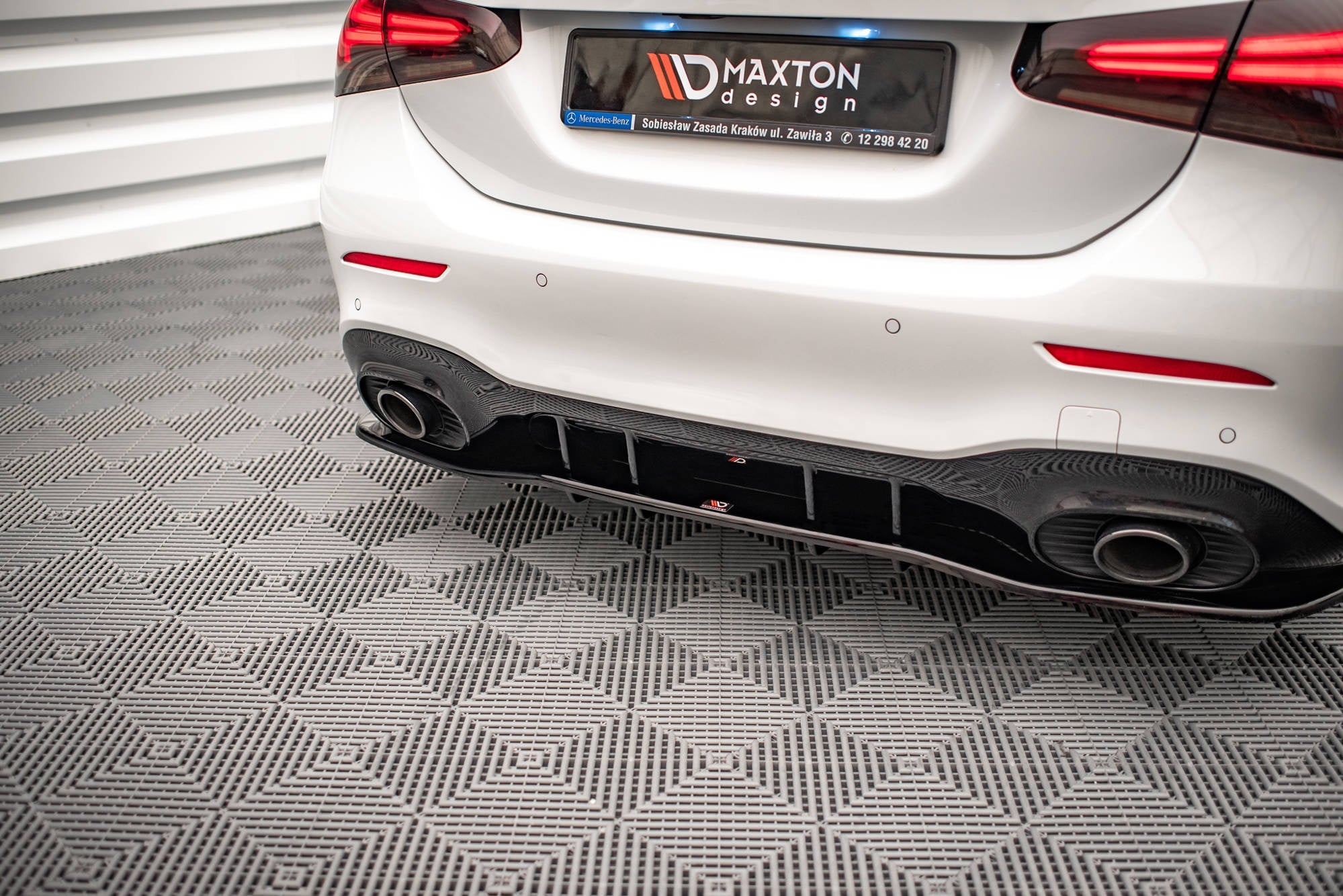 Maxton Design Splitter trasero (With Vertical Bars) V.1 para Mercedes A 35 AMG Sedan V177 - imagen 1