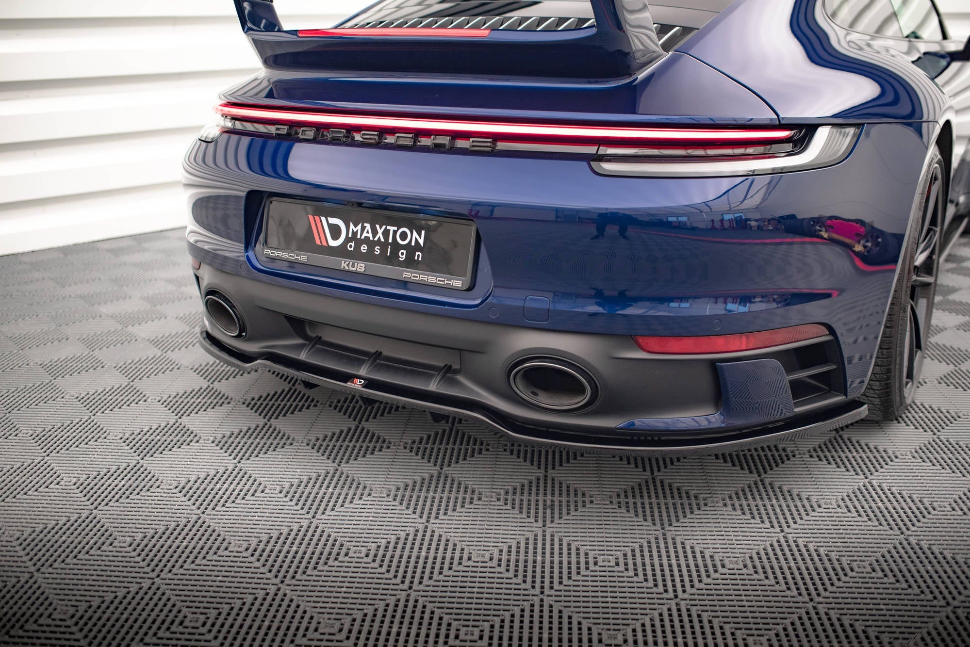 Maxton Design Splitter trasero (With Vertical Bars) V.1 para Porsche 911 Carrera Aero / Carrera GTS 992 - imagen 1