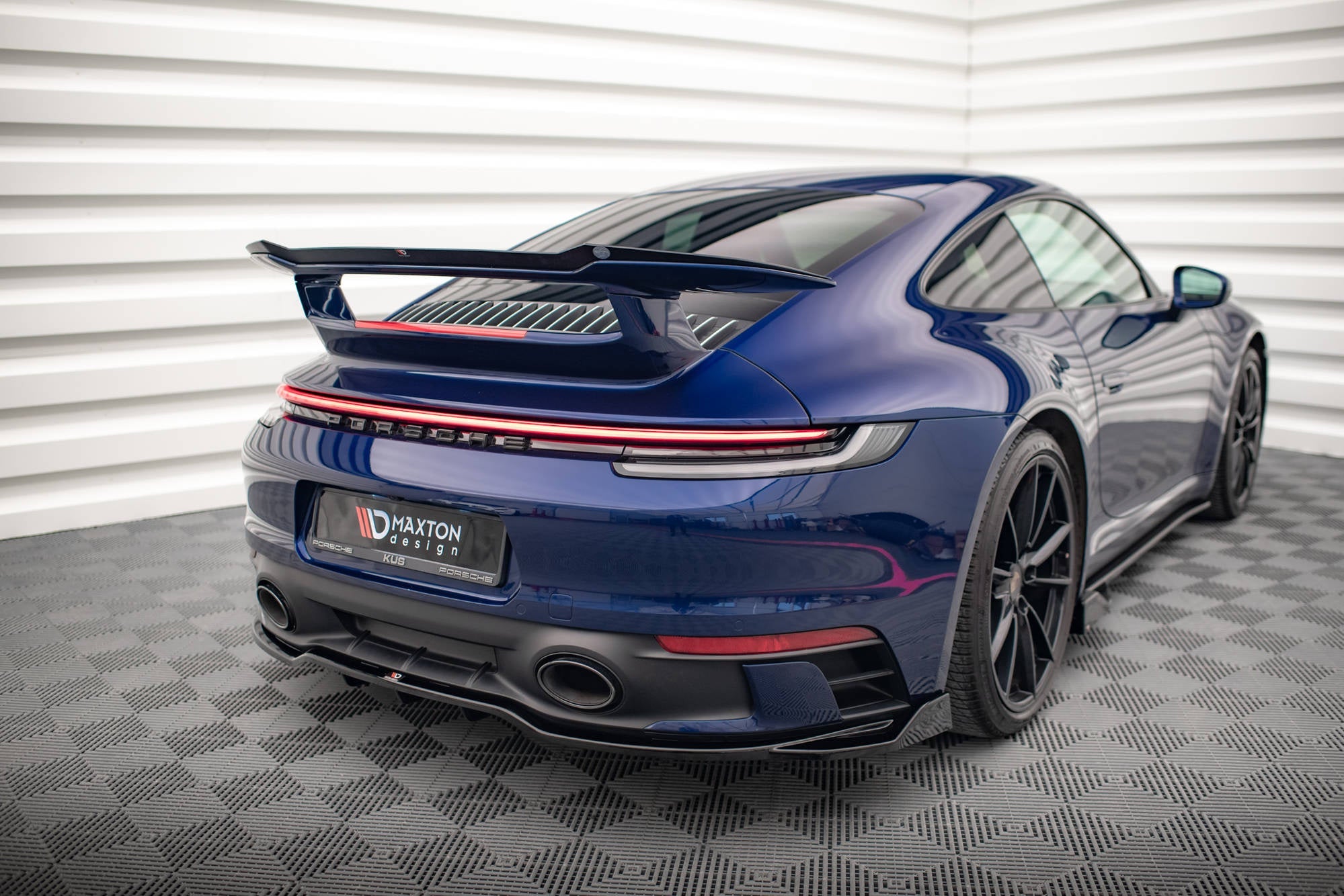 Maxton Design Splitter trasero (With Vertical Bars) V.2 para Porsche 911 Carrera Aero / Carrera GTS 992 - imagen 2