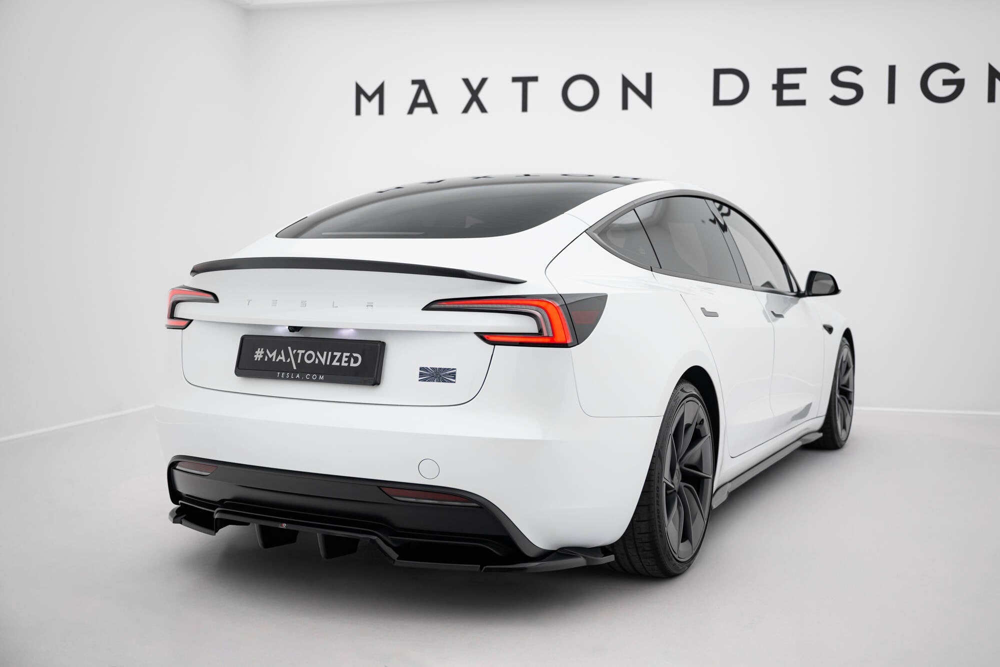 Maxton Design Splitter trasero (With Vertical Bars) V.2 para Tesla Model 3 Performance Mk1 Facelift - imagen 1