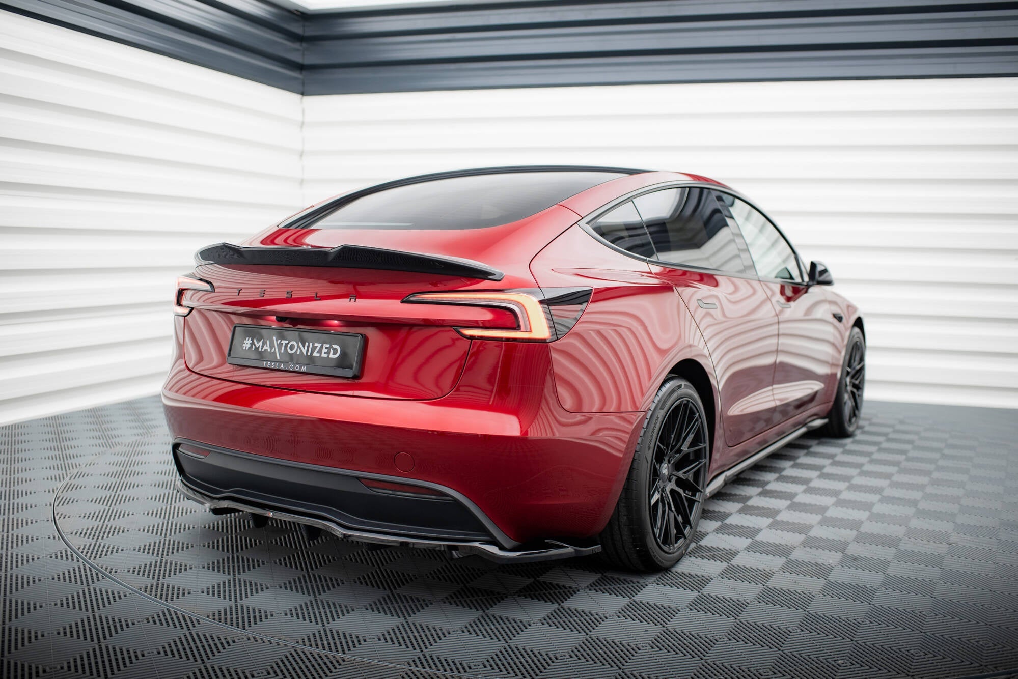 Maxton Design Splitter trasero (With Vertical Bars) V.2 para Tesla Model 3 Project Highland(Facelift) - imagen 1