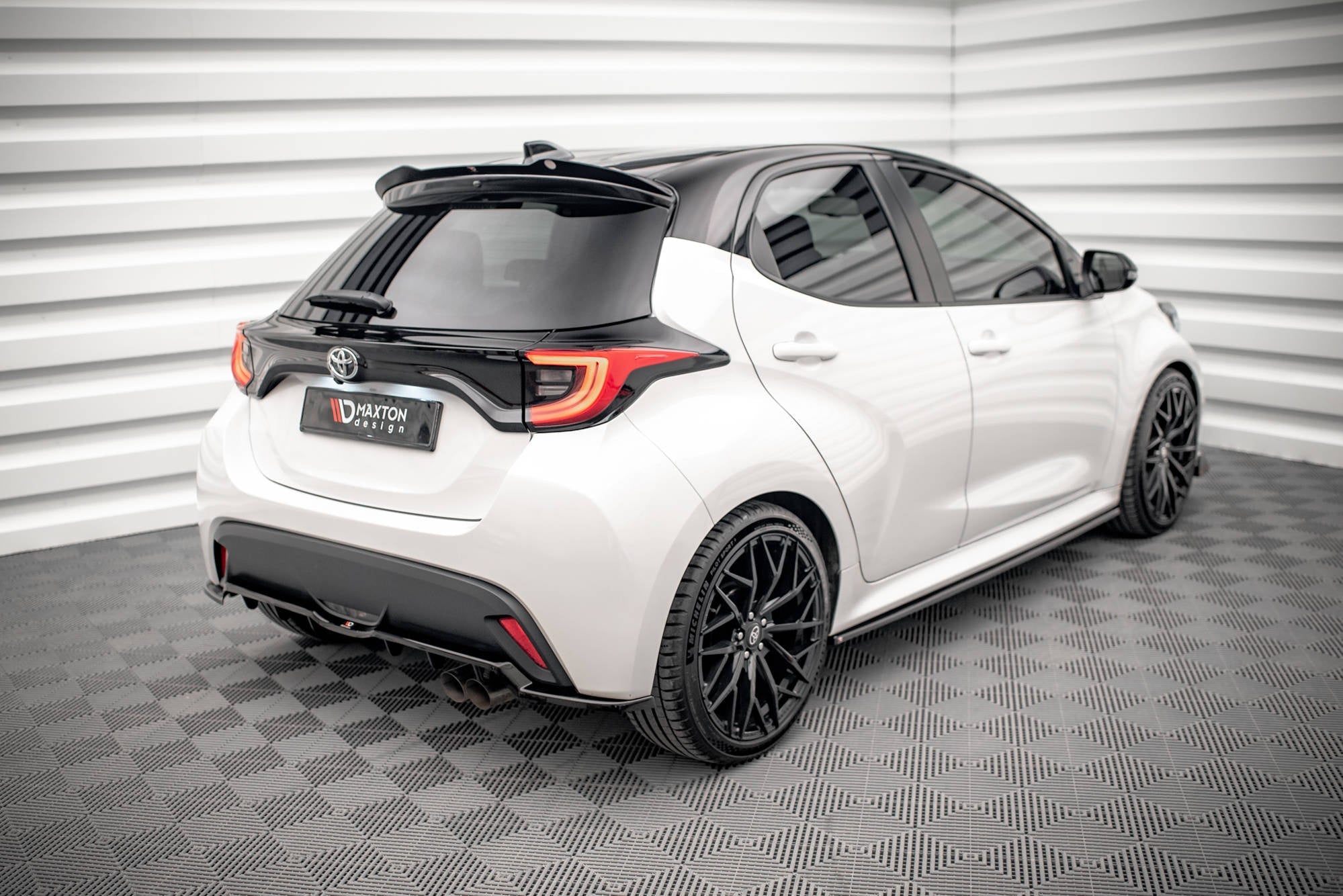 Maxton Design Splitter trasero (With Vertical Bars) V.2 para Toyota Yaris Mk4 - imagen 2