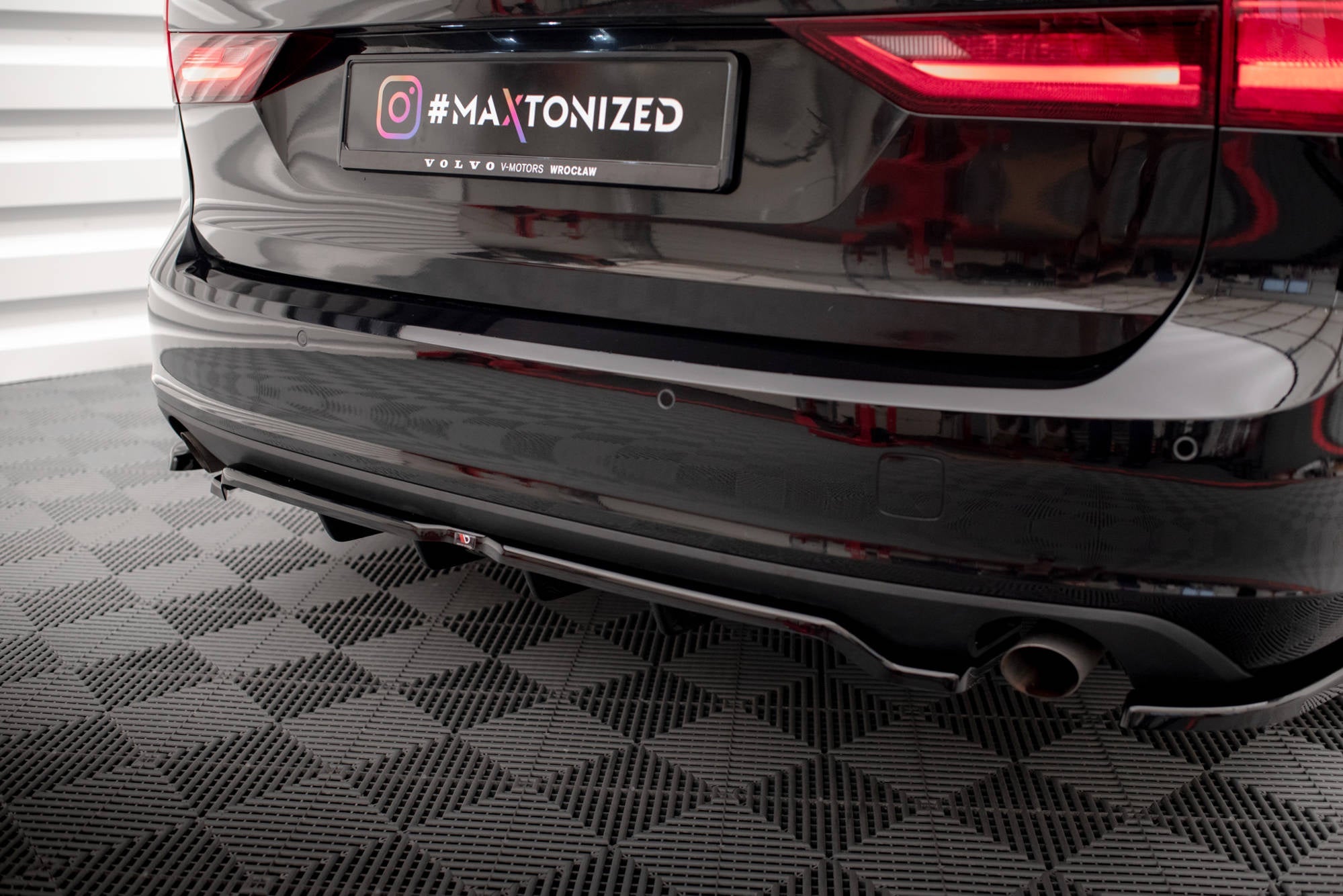 Maxton Design Splitter trasero (With Vertical Bars) V.2 para Volvo V90 Mk2 - imagen 2
